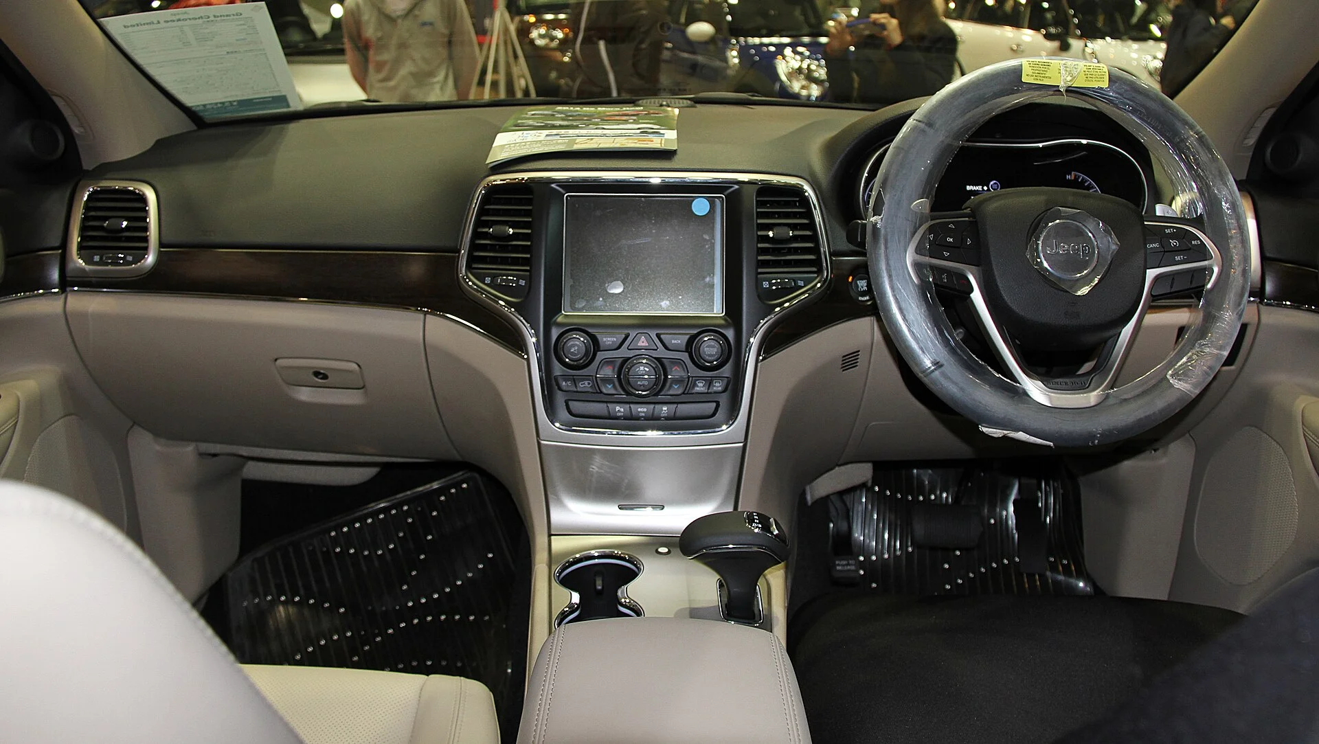 Jeep Grand Cherokee Limited (WK2) interior, dashboard and center console