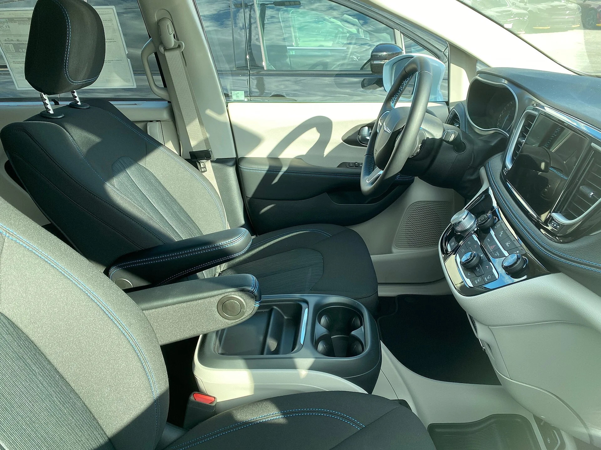 2021 Chrysler Pacifica white 2of2