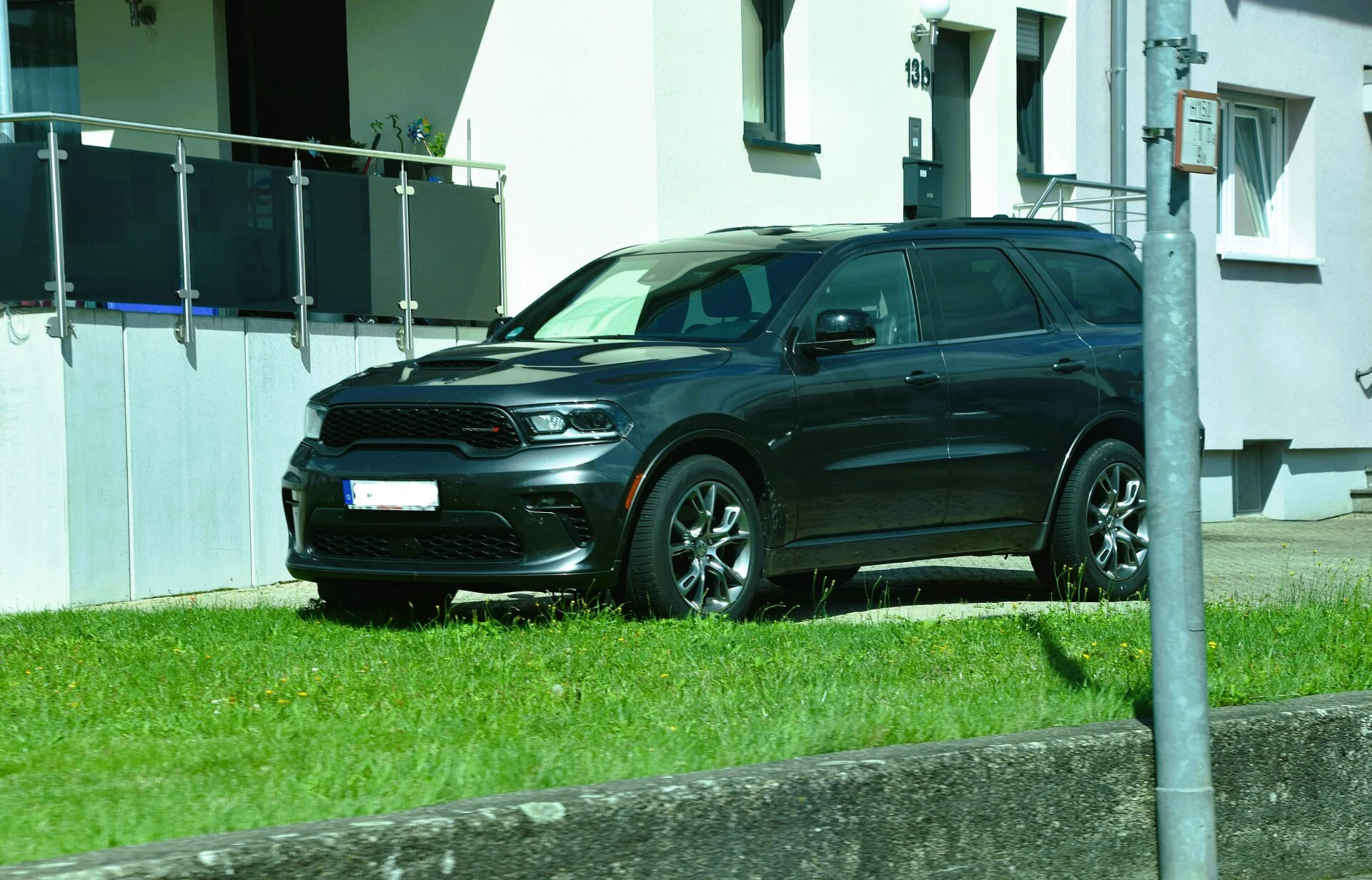 Dodge Durango R/T — a 2022 Durango with the Hemi V8, front three-quarter view