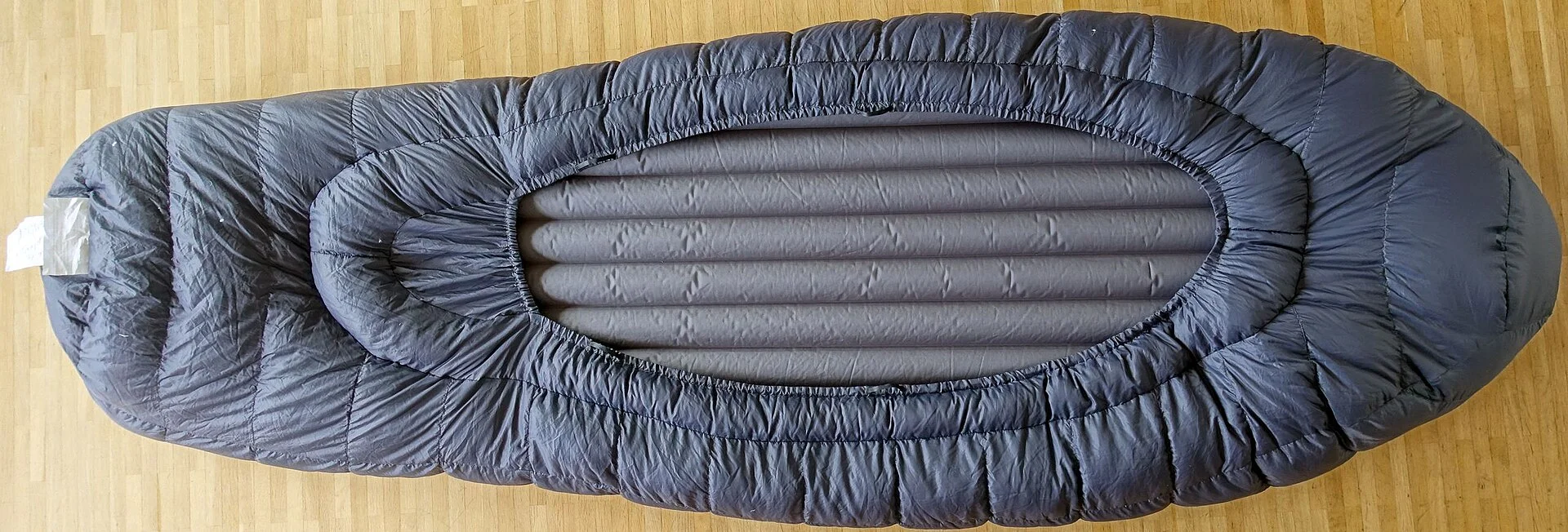 Sleeping bag with an integrated inflatable sleeping pad from above