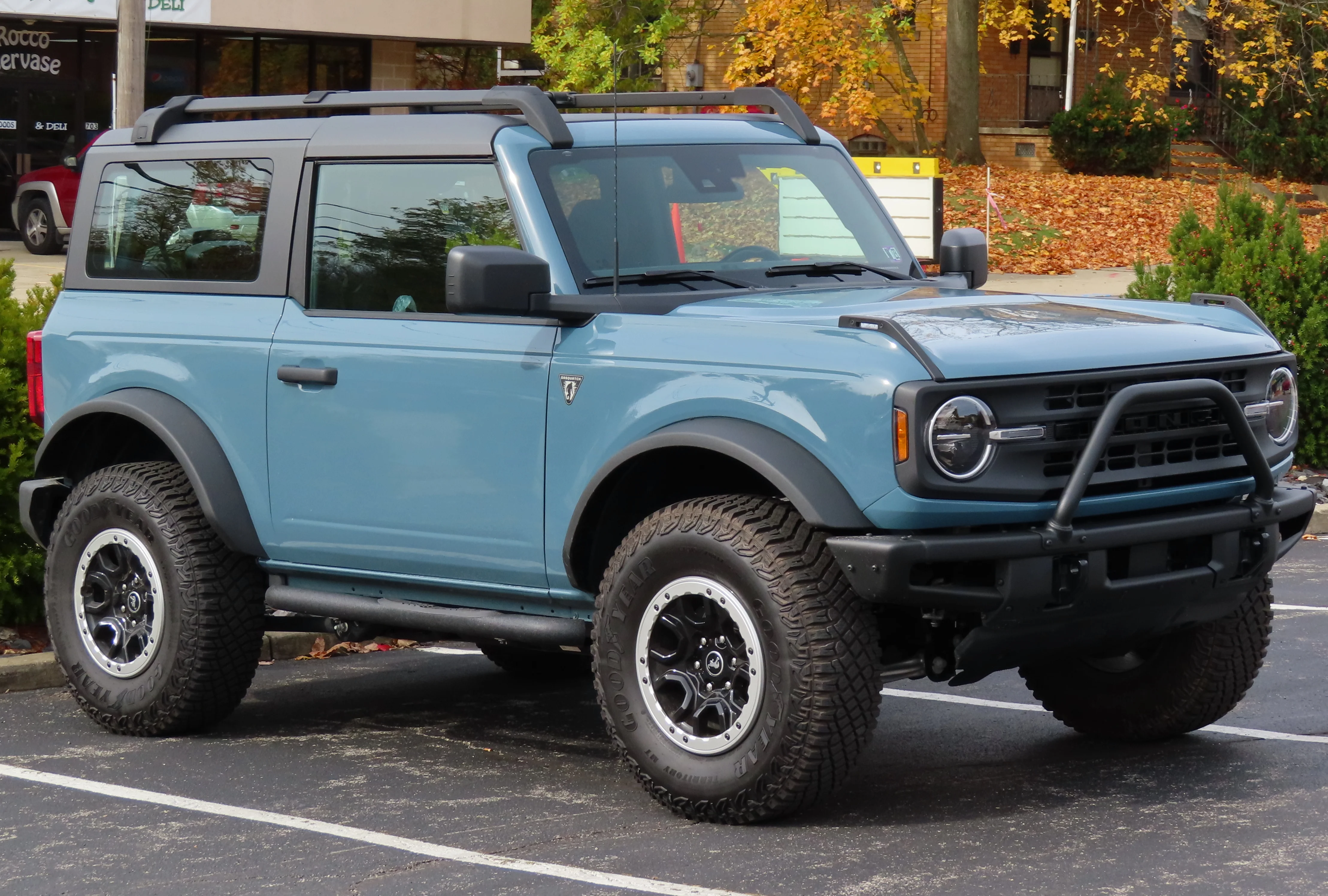 2022 Ford Bronco 2-Door Big Bend with Sasquatch Package, front right, 10-28-2022