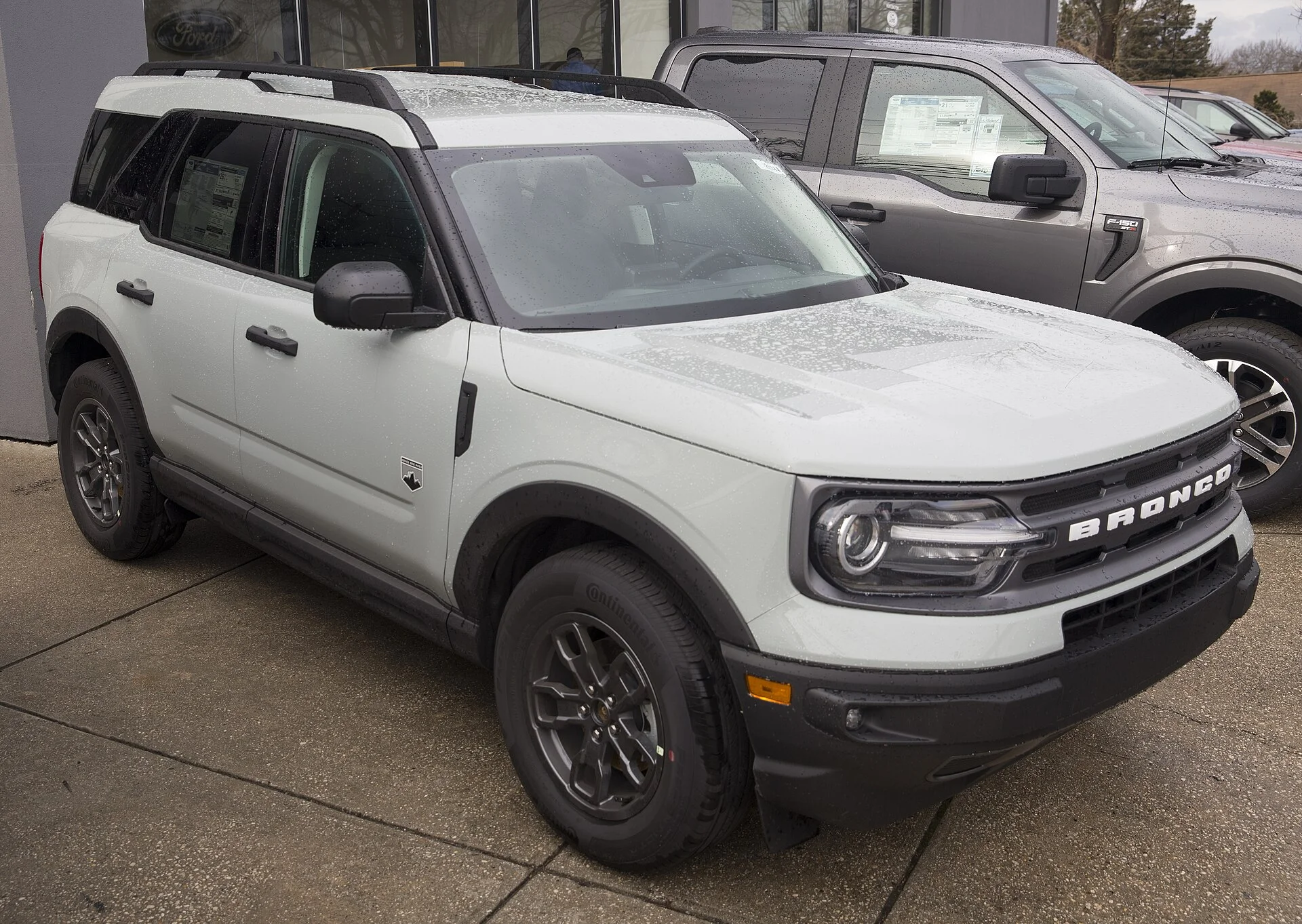 A Ford Bronco Sport Big Bend (front view) in Cactus Gray with roof rails, the compact SUV this Ford Bronco Sport camping guide covers.