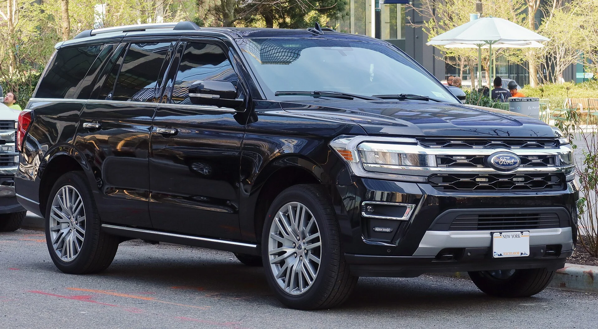 Ford Expedition Platinum — a 2022 Expedition, front three-quarter view