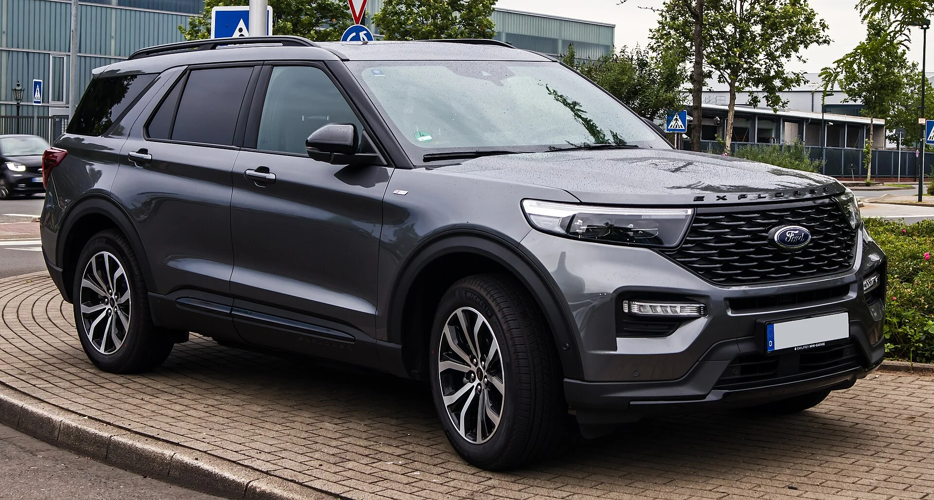 Ford Explorer ST — a grey 2021 Explorer, front three-quarter view