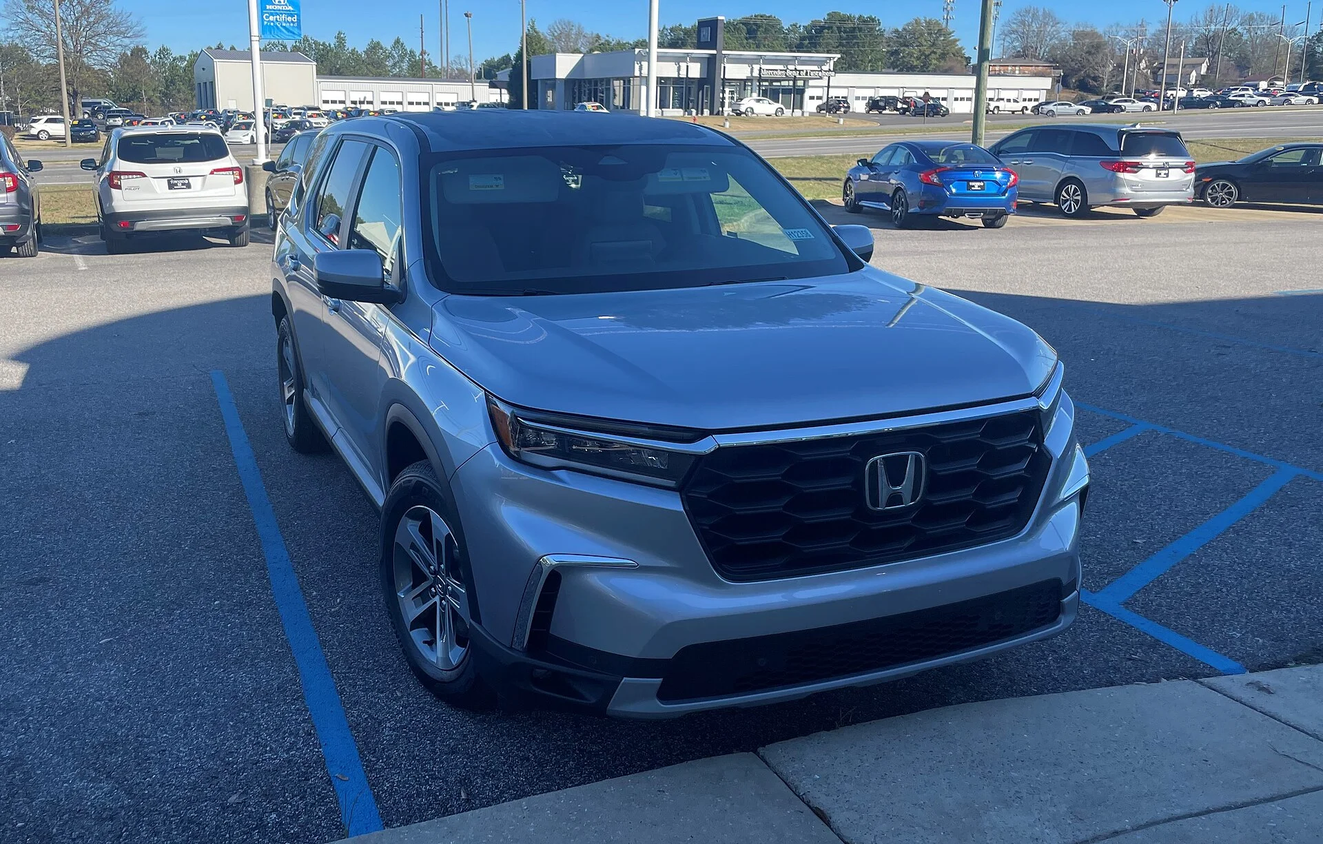 Honda Pilot — a current Pilot showing its roof rails and roofline