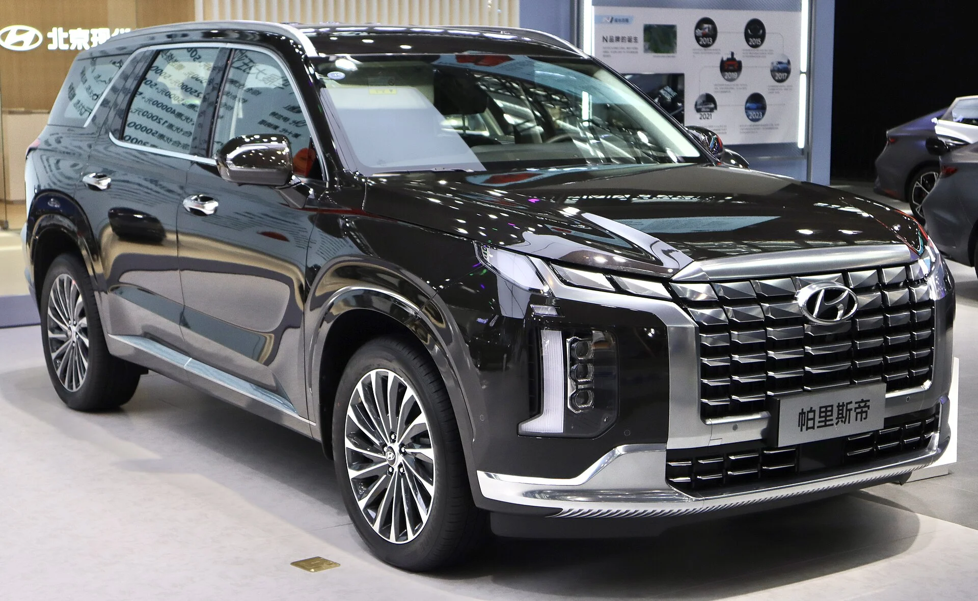 Hyundai Palisade — a 2023 Palisade facelift, front three-quarter view