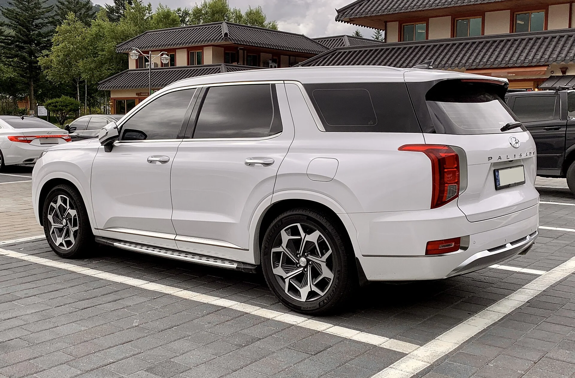 Hyundai Palisade Calligraphy in white — rear three-quarter view