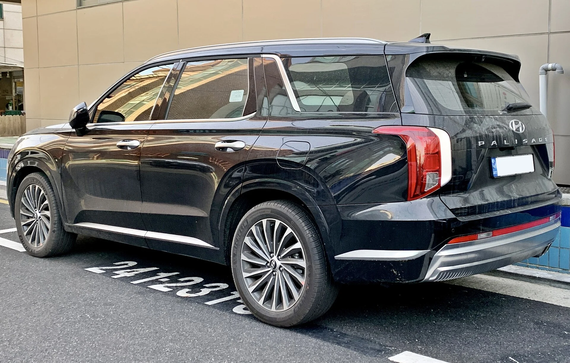 Hyundai Palisade in black (facelift) — rear view