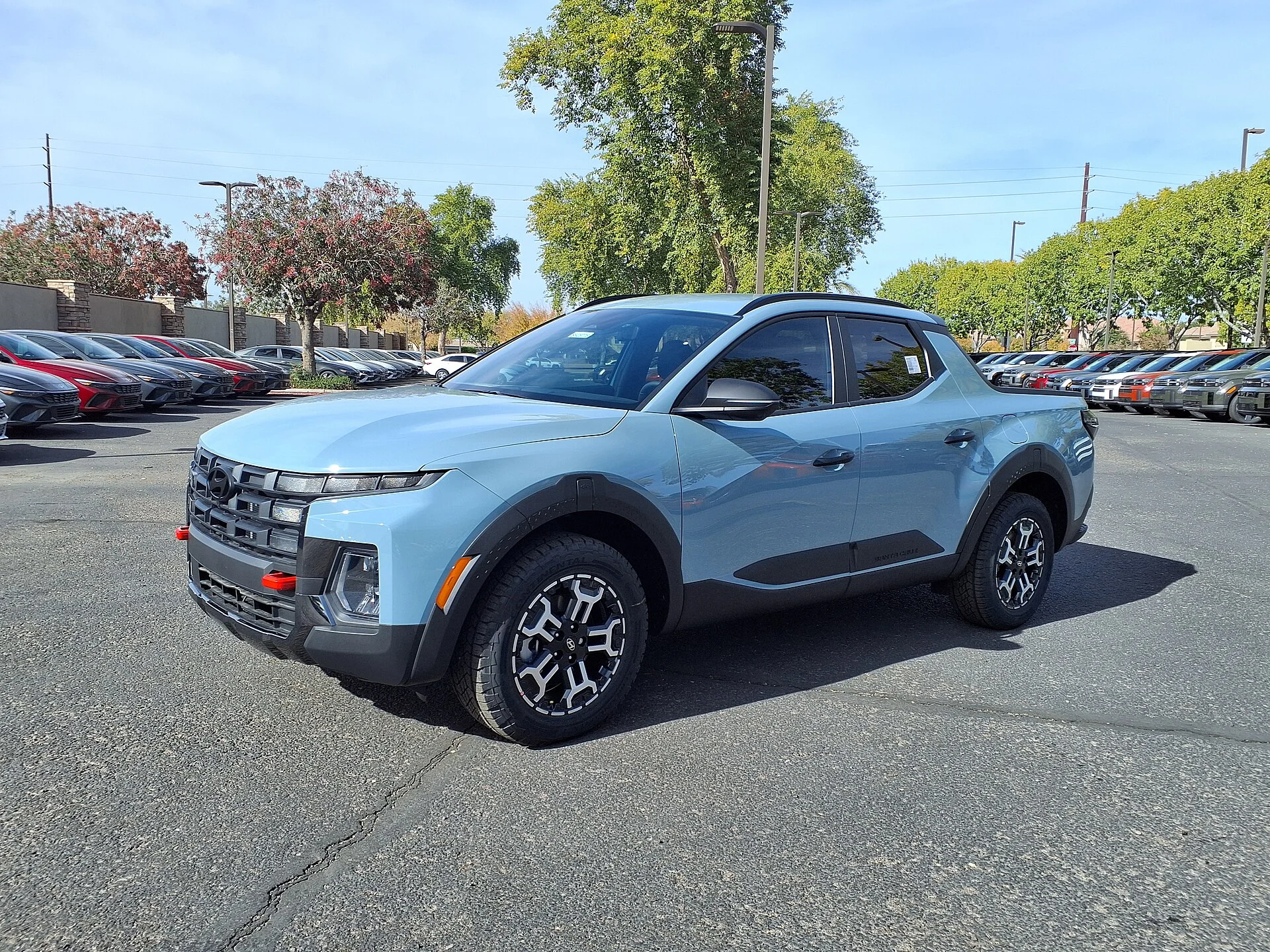 A Hyundai Santa Cruz side profile showing its open truck bed, the four-foot box this guide builds a platform in