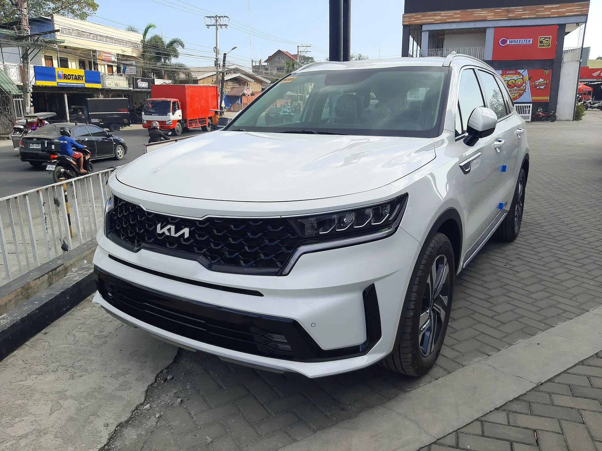 White Kia Sorento EX SUV, current fourth-generation MQ4, front three-quarter view parked kerbside.