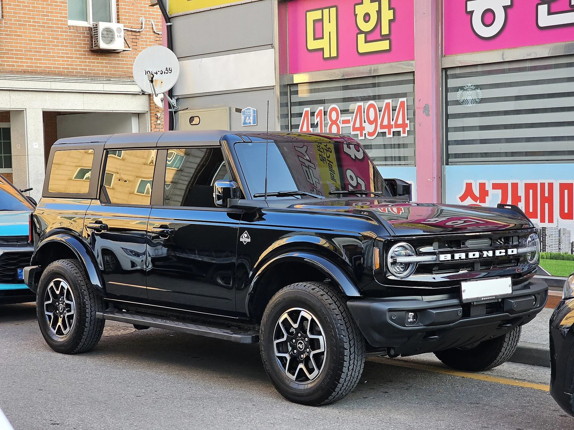 Black Ford Bronco Outer Banks four-door, side profile view