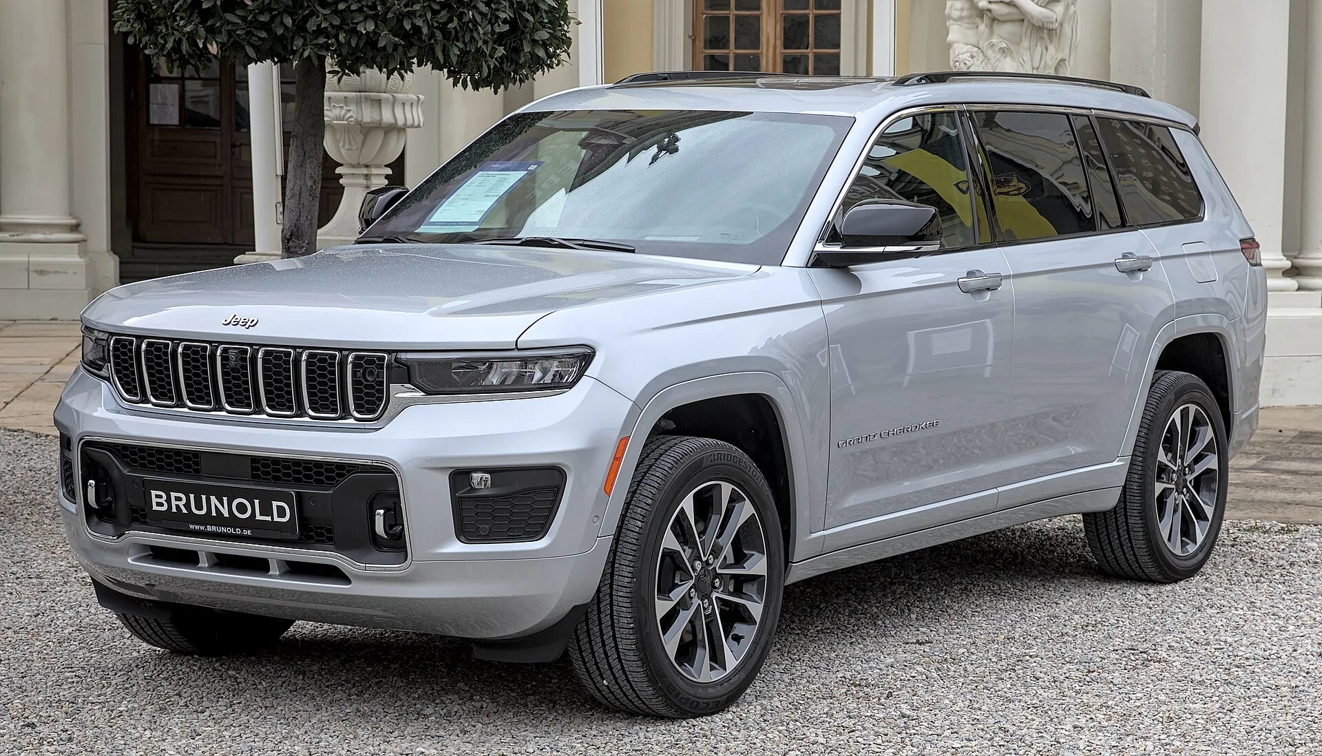 A silver Jeep Grand Cherokee L for winter travel