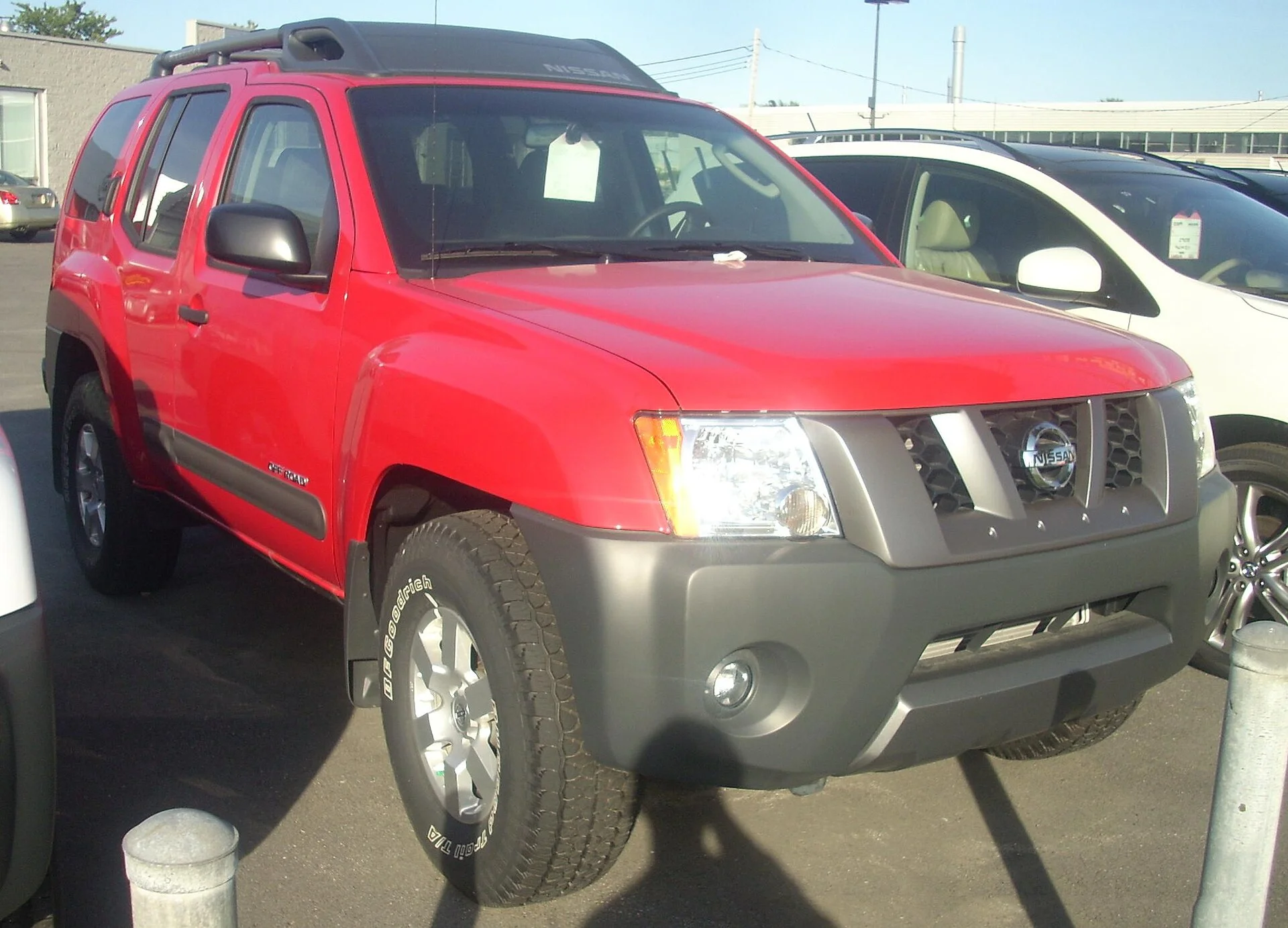 Red Nissan Xterra Off-Road, second generation, front three-quarter view