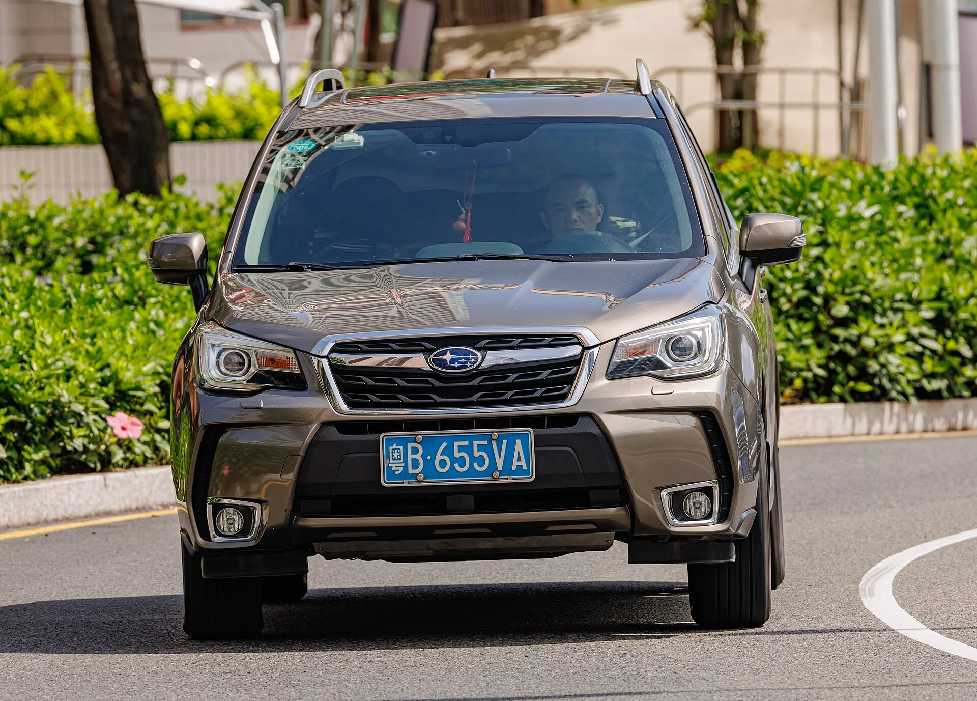 Subaru Forester (SJ generation) in bronze, front view