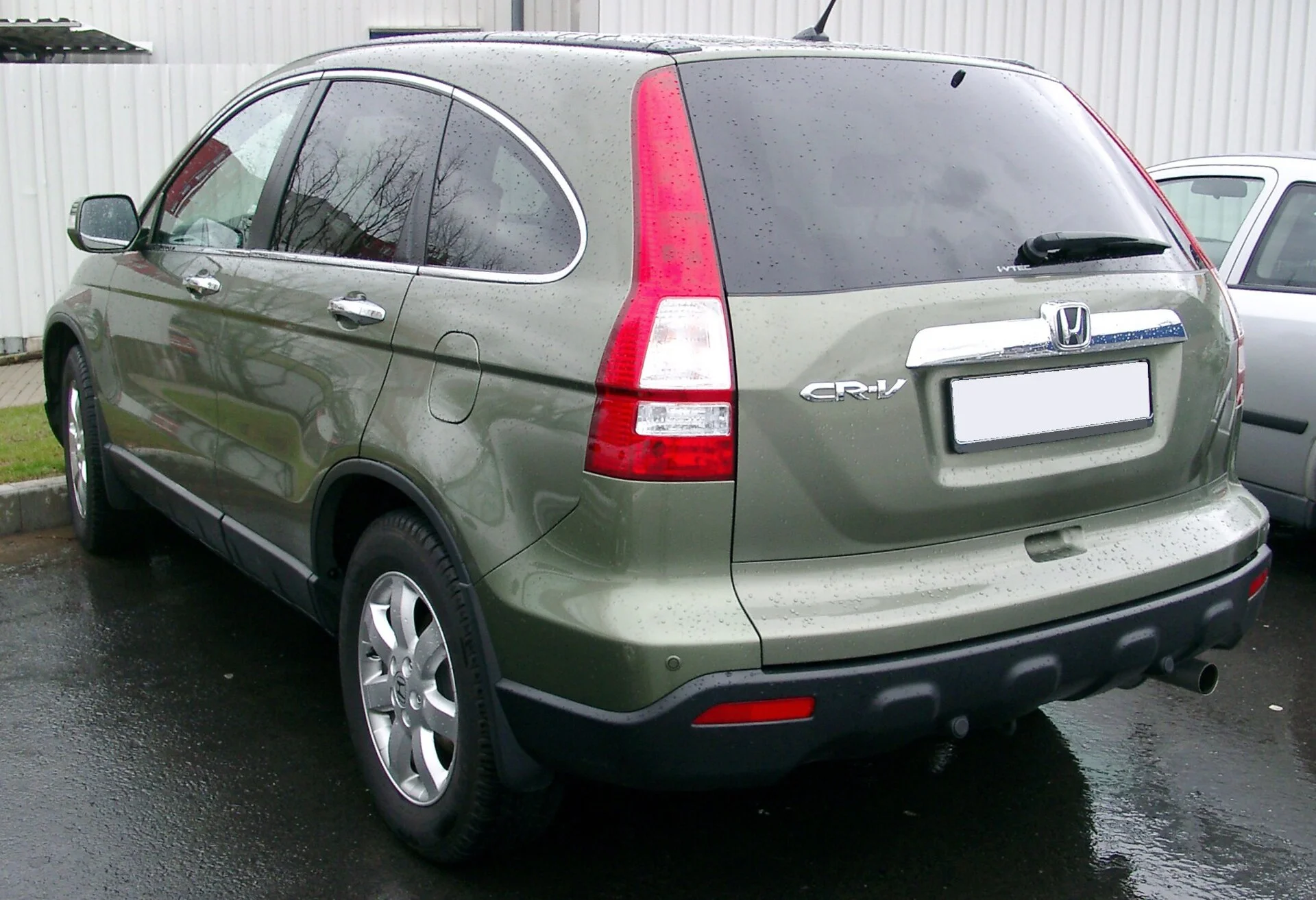 Honda CR-V (2008, 3rd generation) in green, rear three-quarter view
