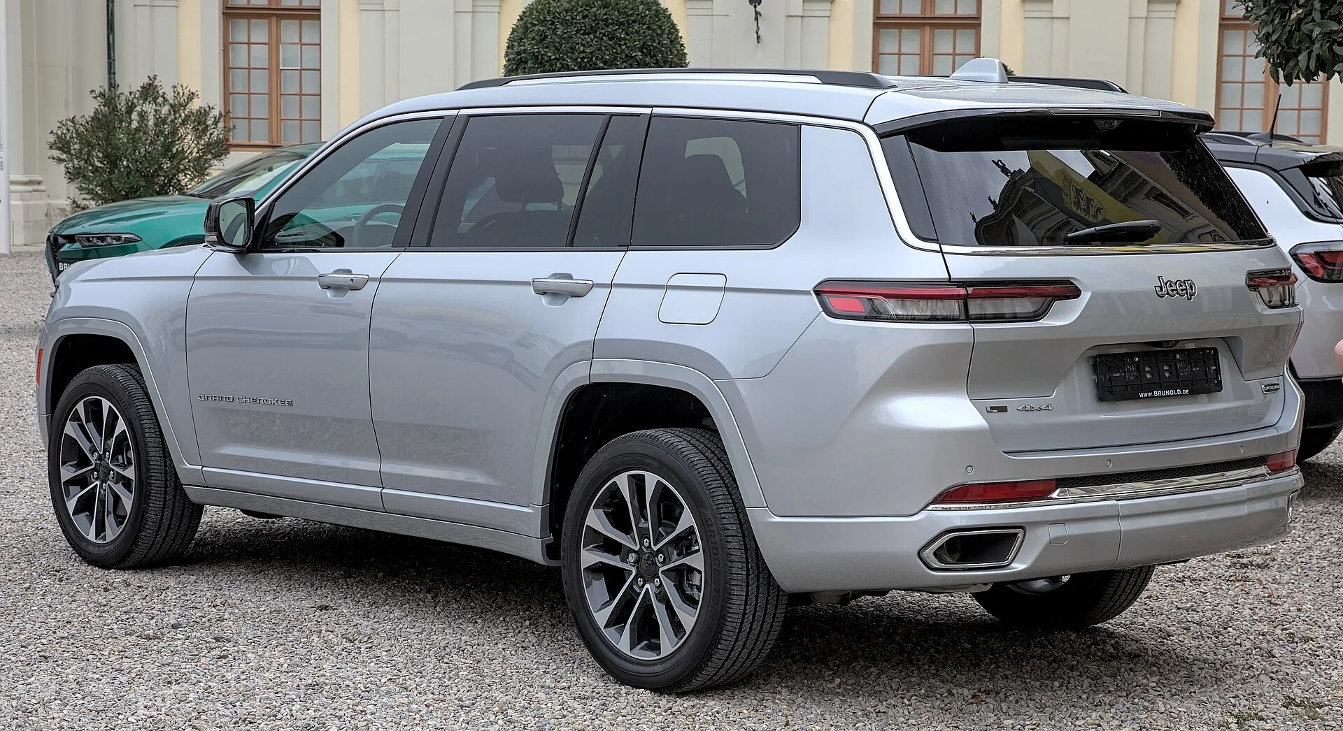 Jeep Grand Cherokee (WL generation), shown in long three-row L form
