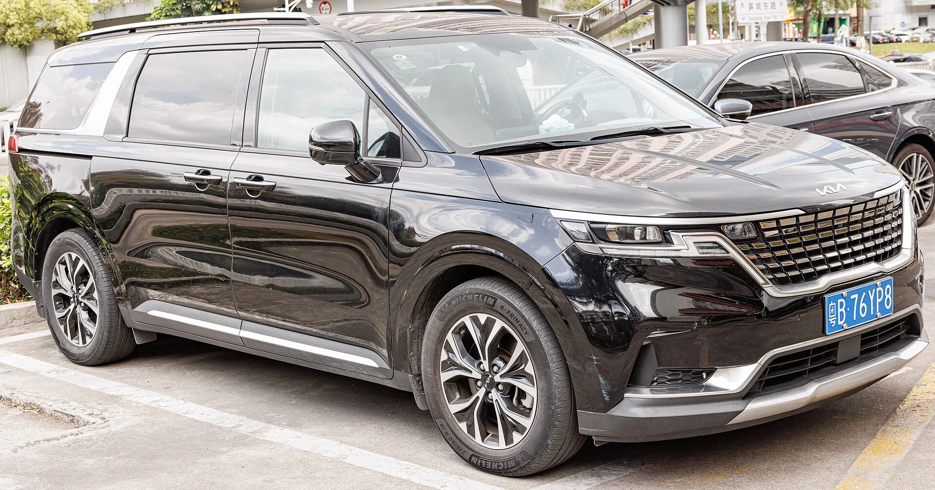 Kia Carnival (KA4) in black, three-quarter view of the full-size minivan camper platform