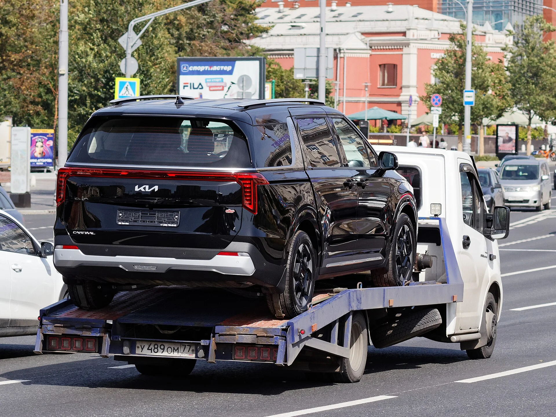 Moscow, Kia Carnival on a tow truck, Aug 2025 02
