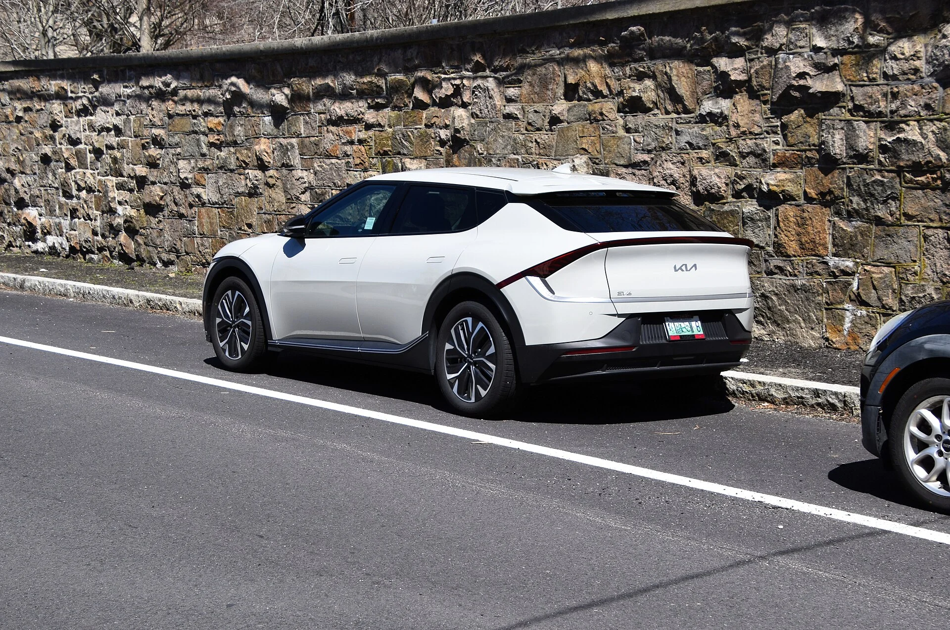 Kia EV6 in white, rear three-quarter of the electric crossover and its hatch