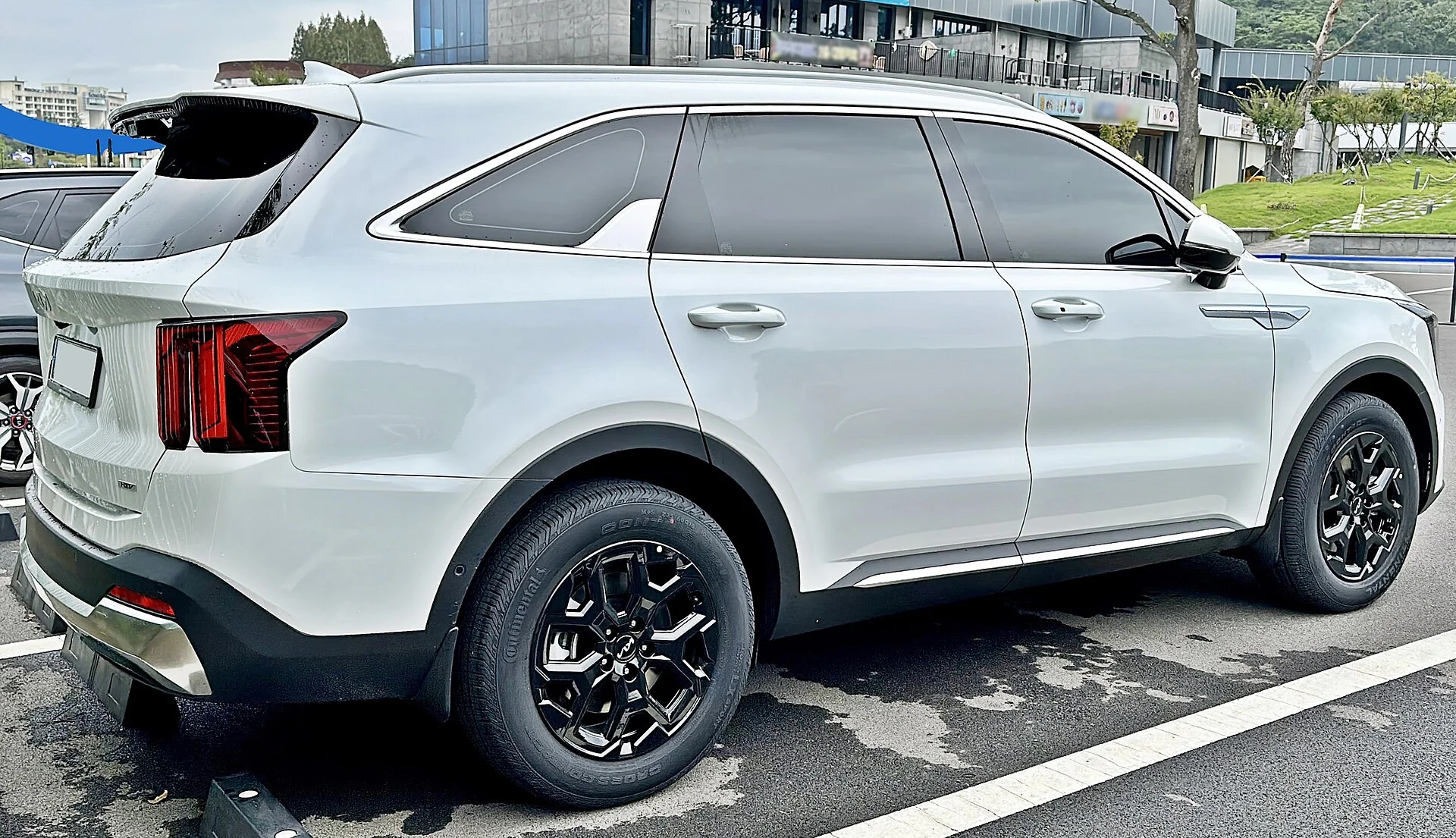 Kia Sorento (MQ4) rear three-quarter, the liftgate and cargo area you sleep in