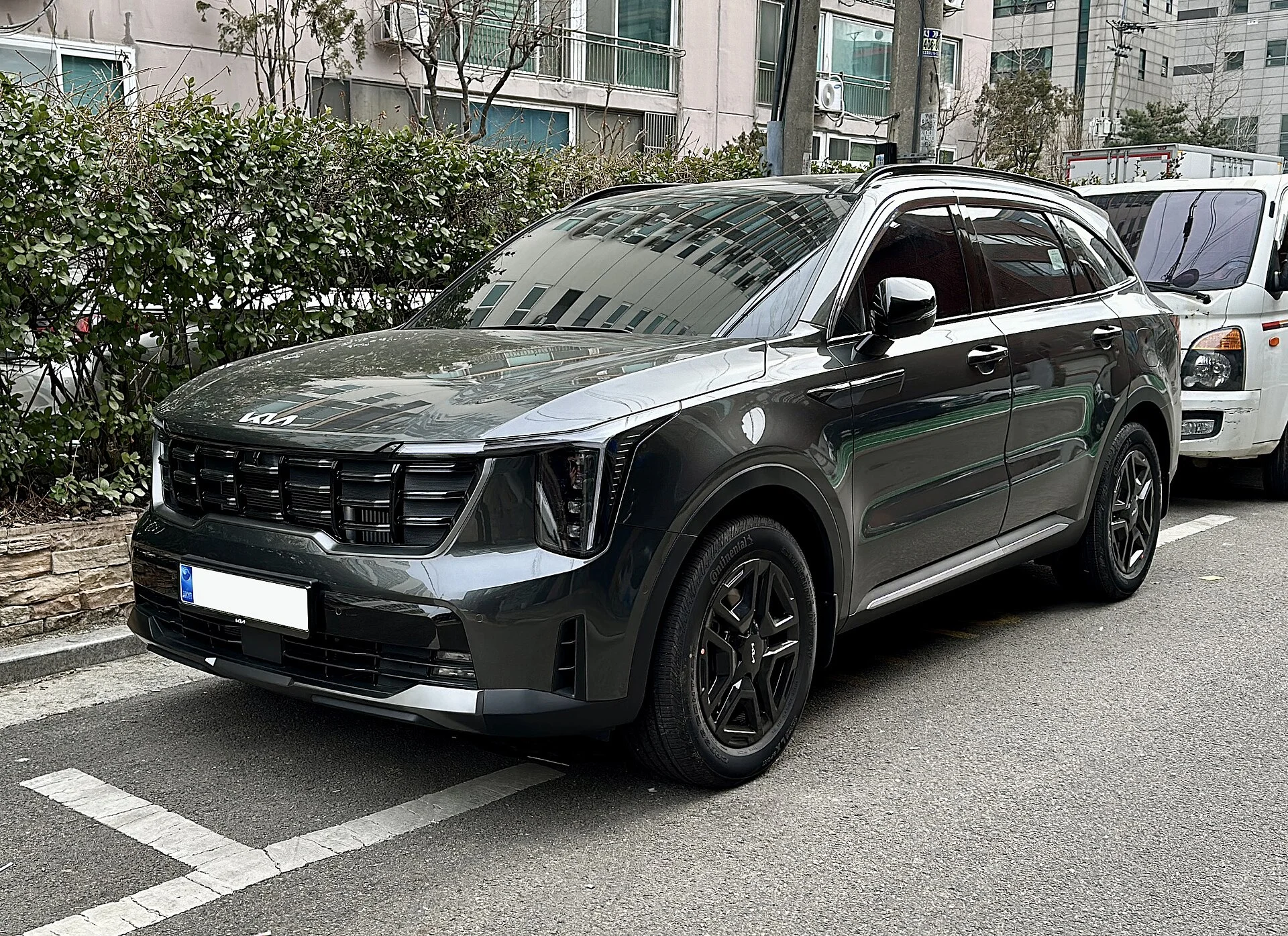 Kia Sorento (MQ4) front three-quarter, the platform this camping build starts from