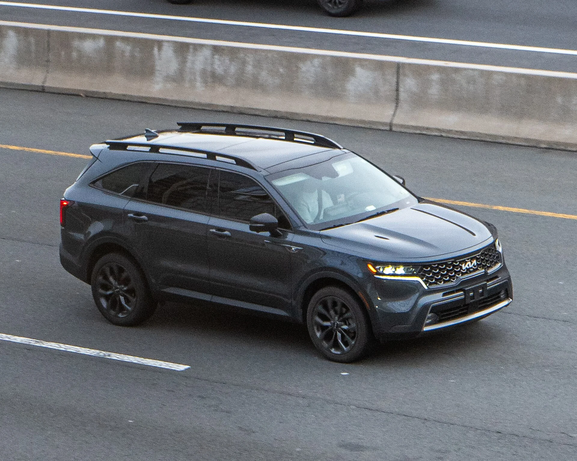 Kia Sorento (MQ4) with roof rails, the mid-size SUV set up for a roof rack or tent