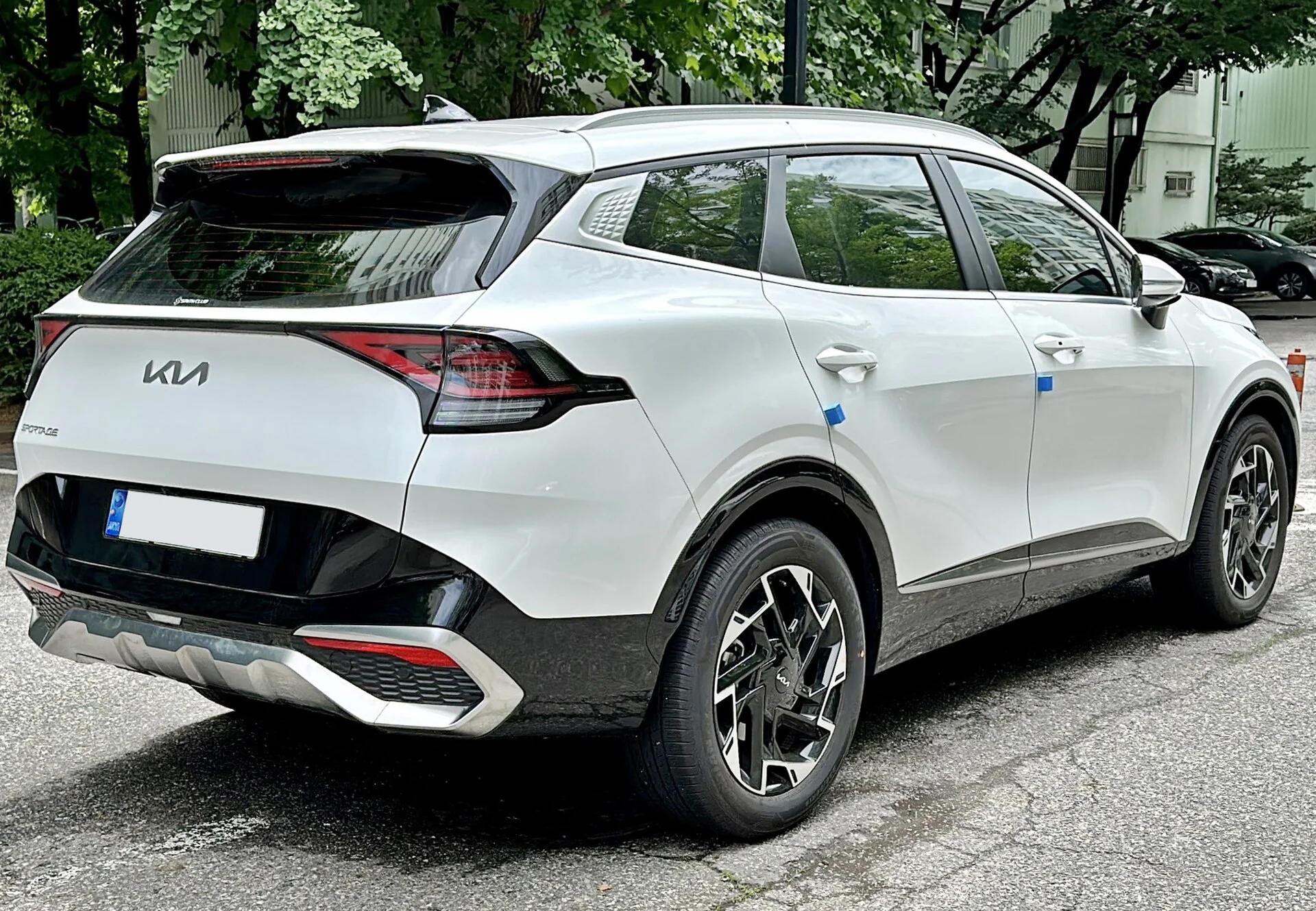 White Kia Sportage rear view showing the liftgate and cargo area (2023)