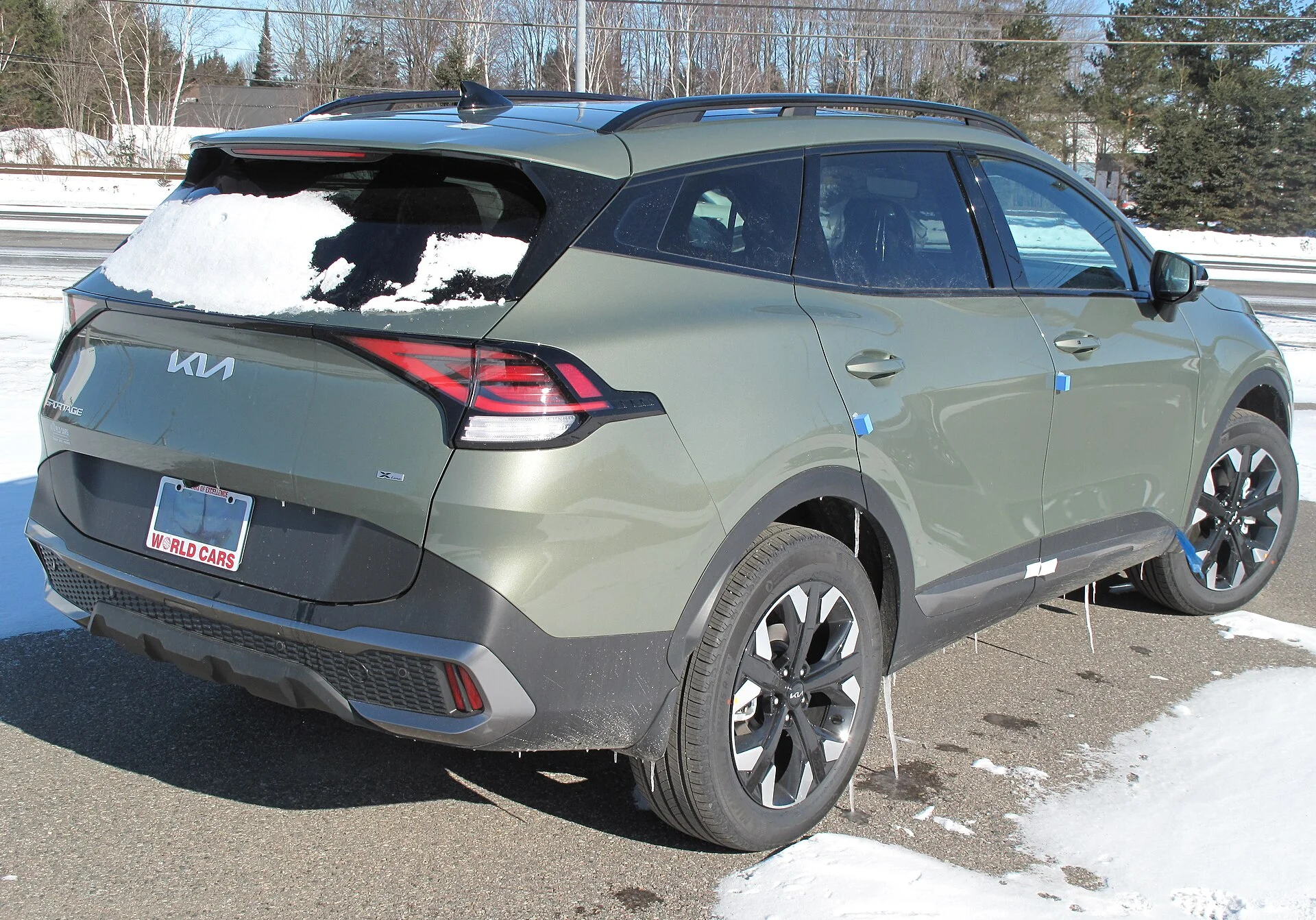 Green Kia Sportage X-Line rear view (2023)