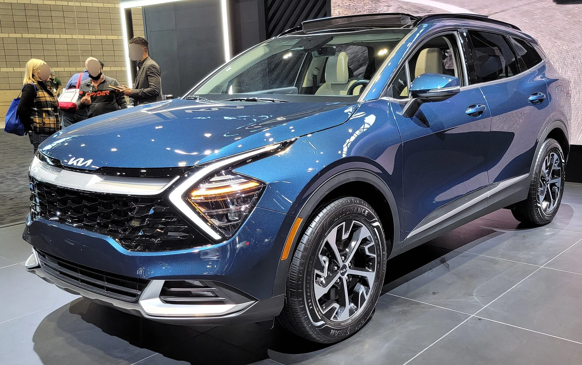 Blue Kia Sportage front three-quarter view (2023)