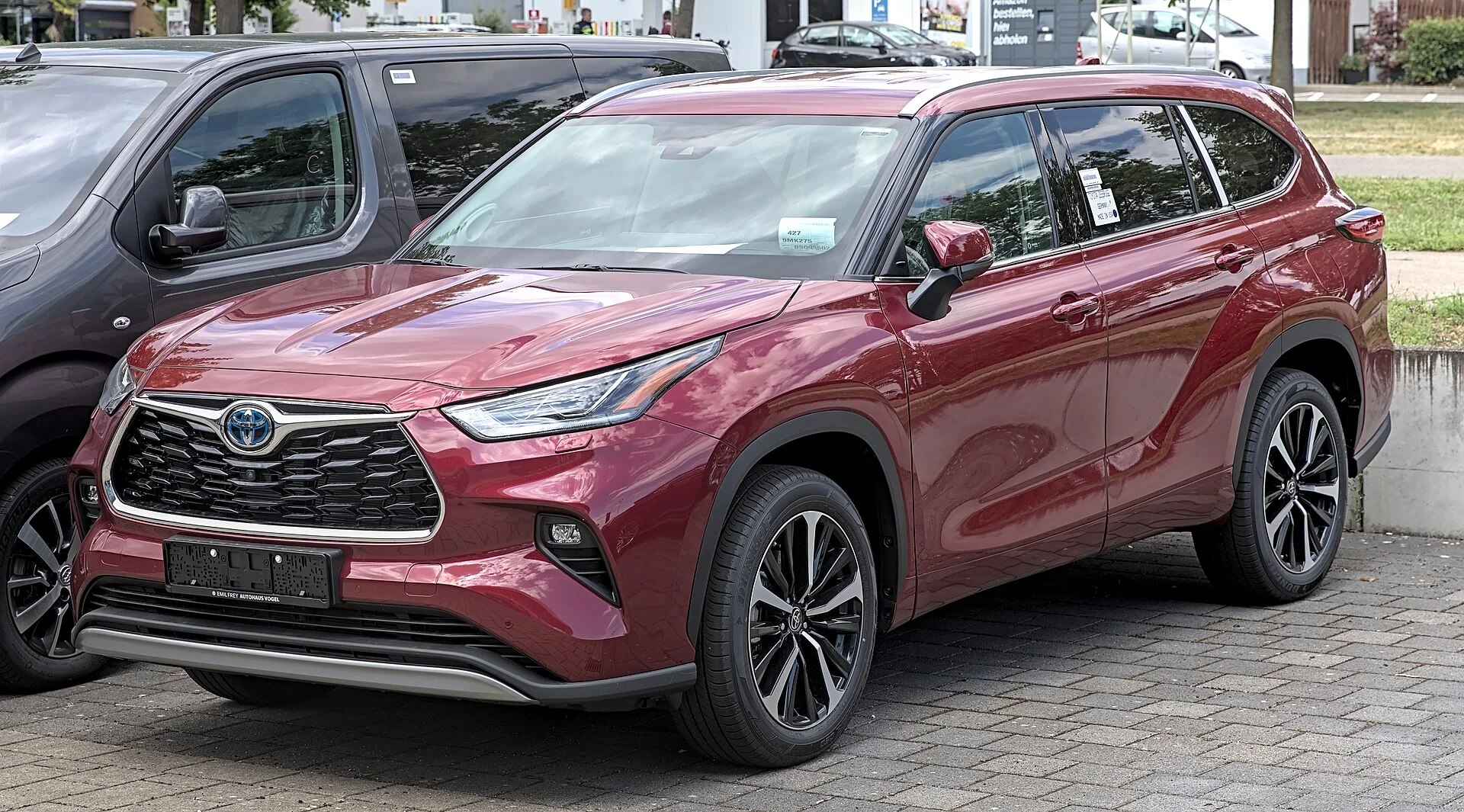 Toyota Highlander (XU70) in maroon, front three-quarter view
