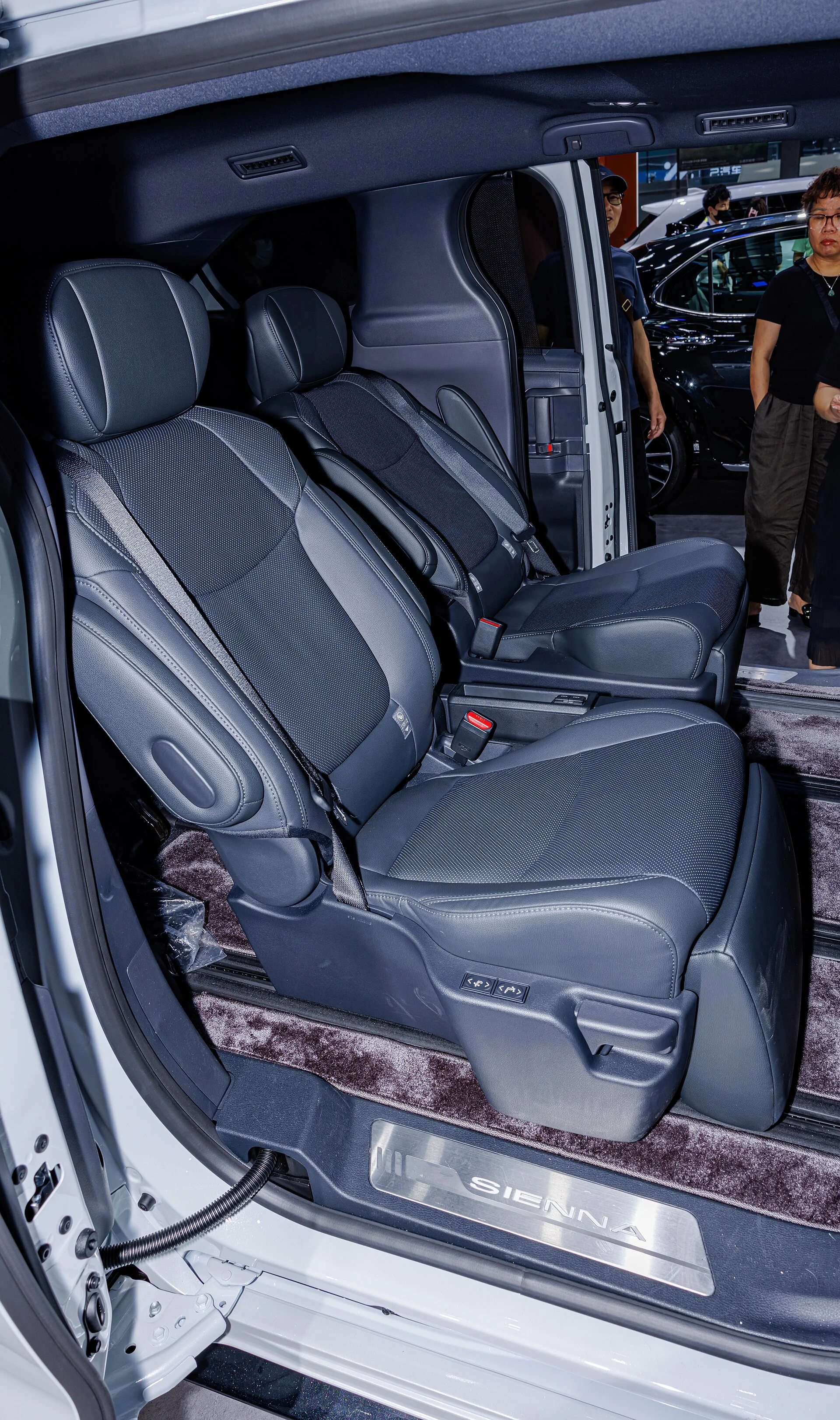 TOYOTA SIENNA (XL40) CHINA VERSION INTERIOR