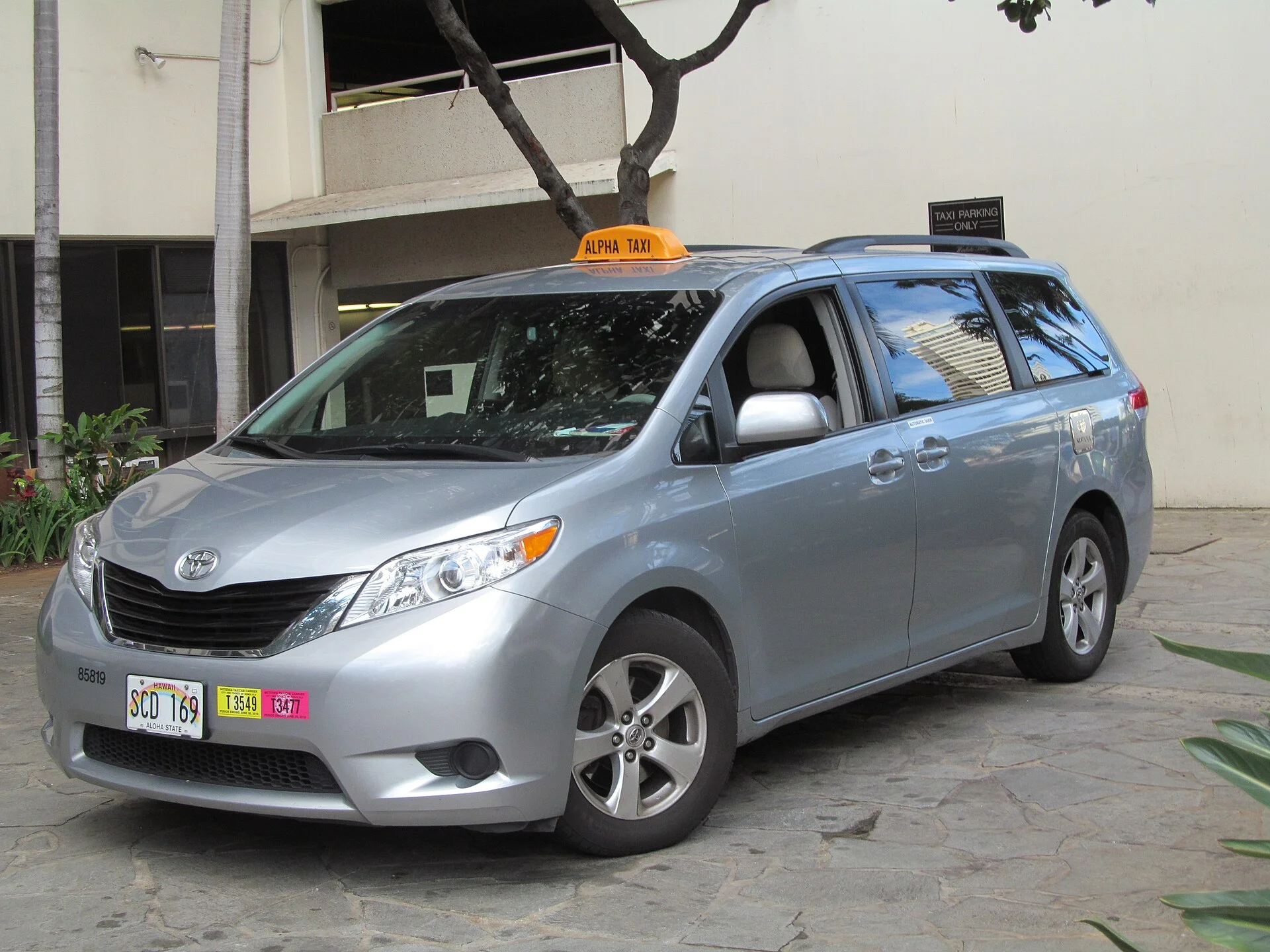 Toyota Sienna vs Honda Odyssey for Camping: The Flat-Floor Showdown (2026)