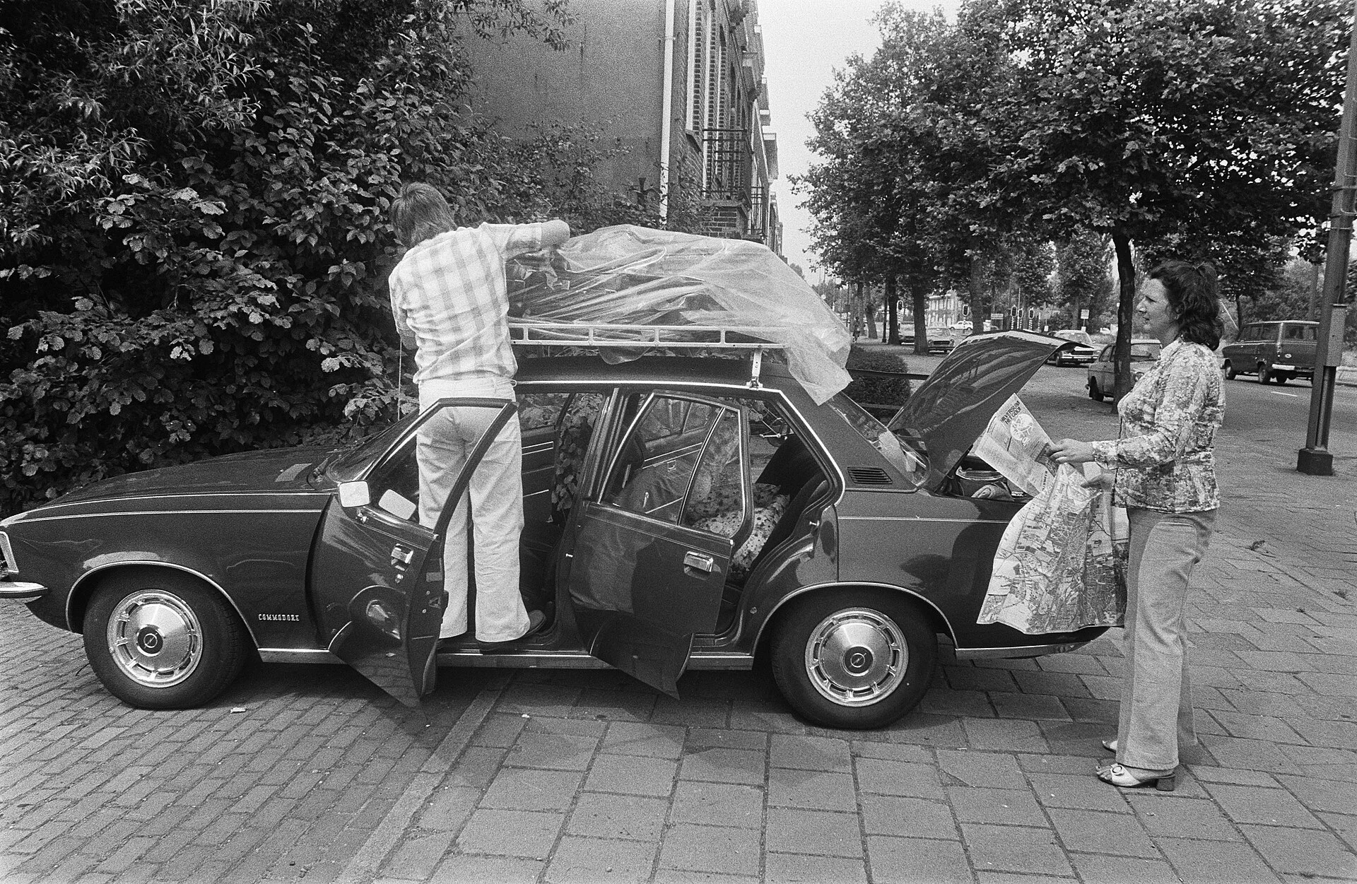 What Type of Gear Can You Safely Store on a Hyundai Santa Fe Roof Rack?