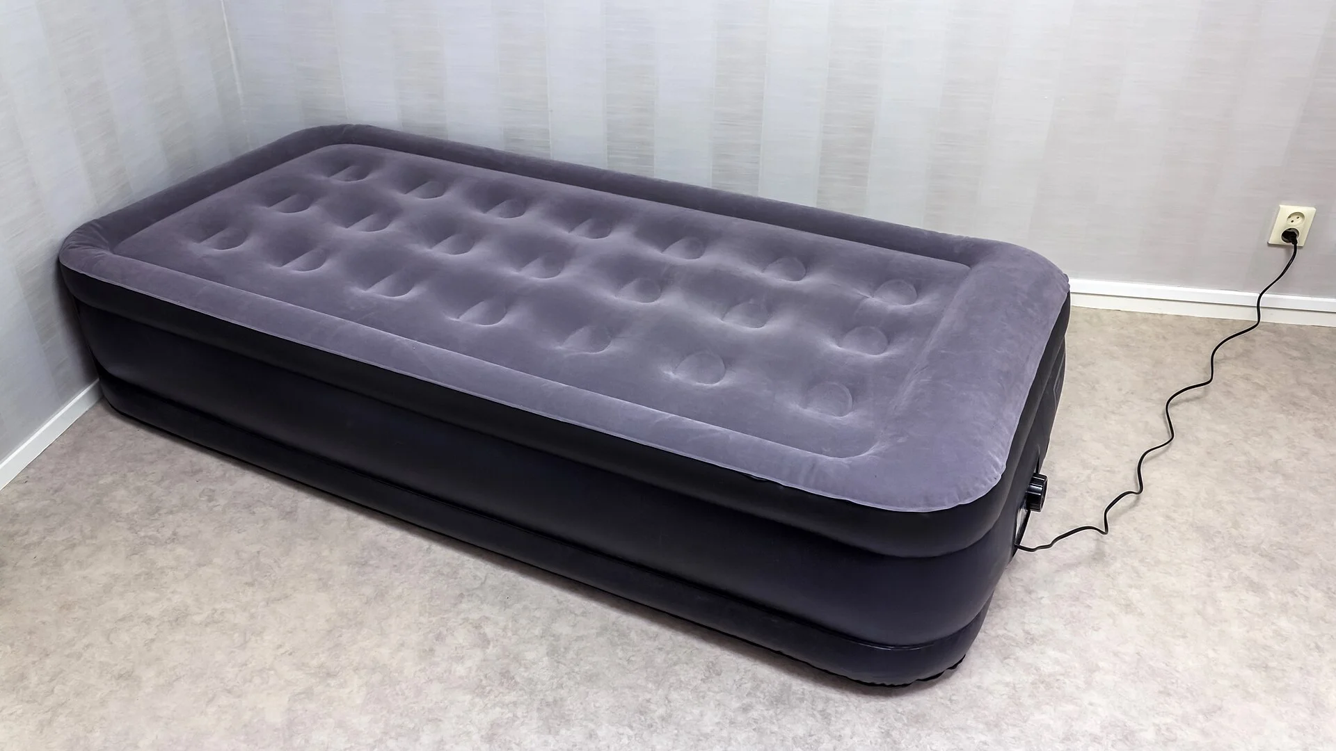 Why Is My Air Mattress So Cold in the Car? The Physics and the Fix