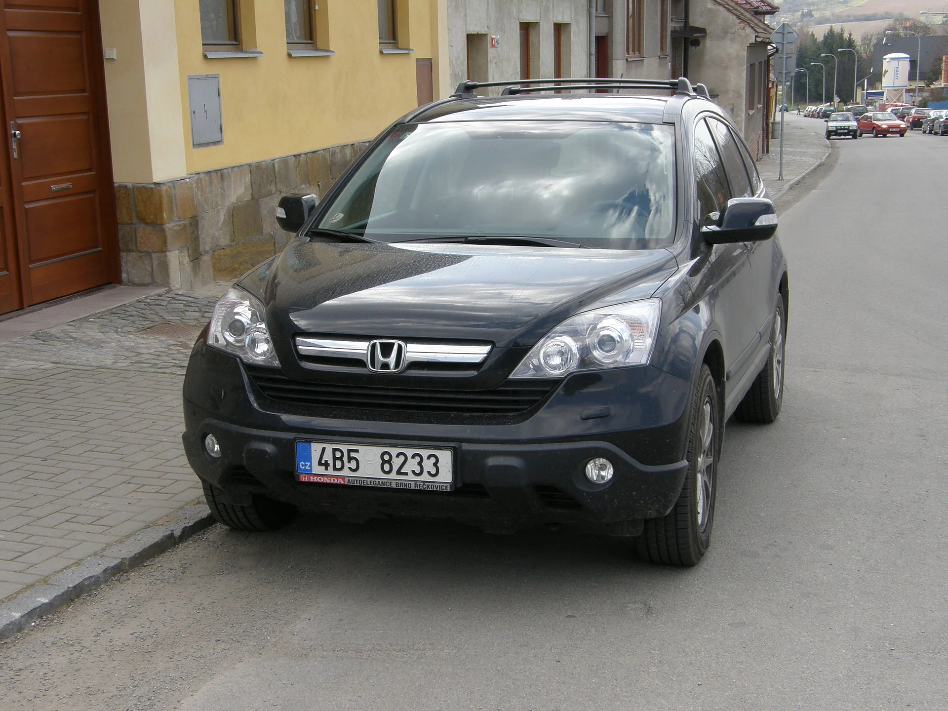 Black third-generation Honda CR-V, front three-quarter view
