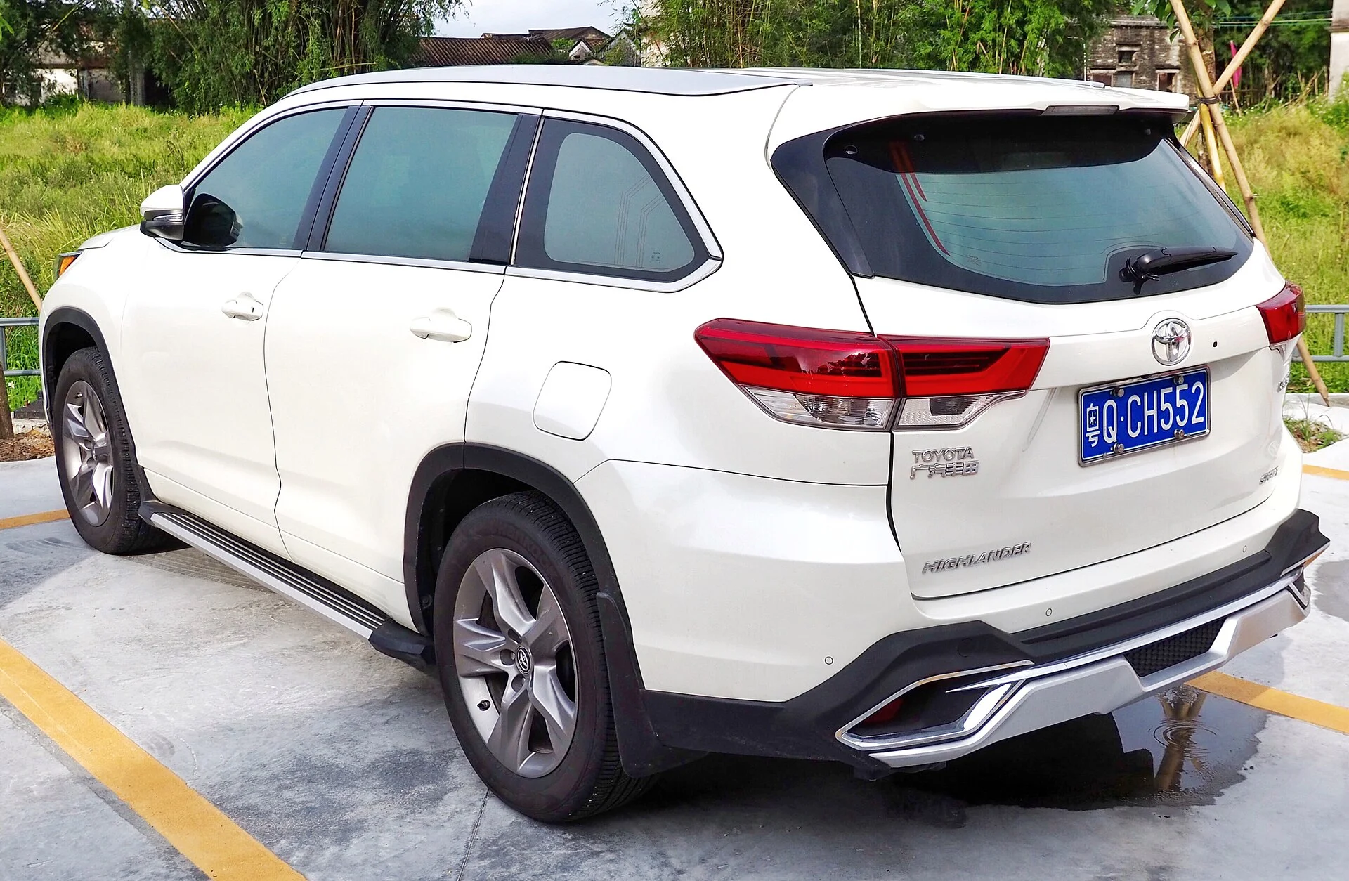 White Toyota Highlander, rear three-quarter view