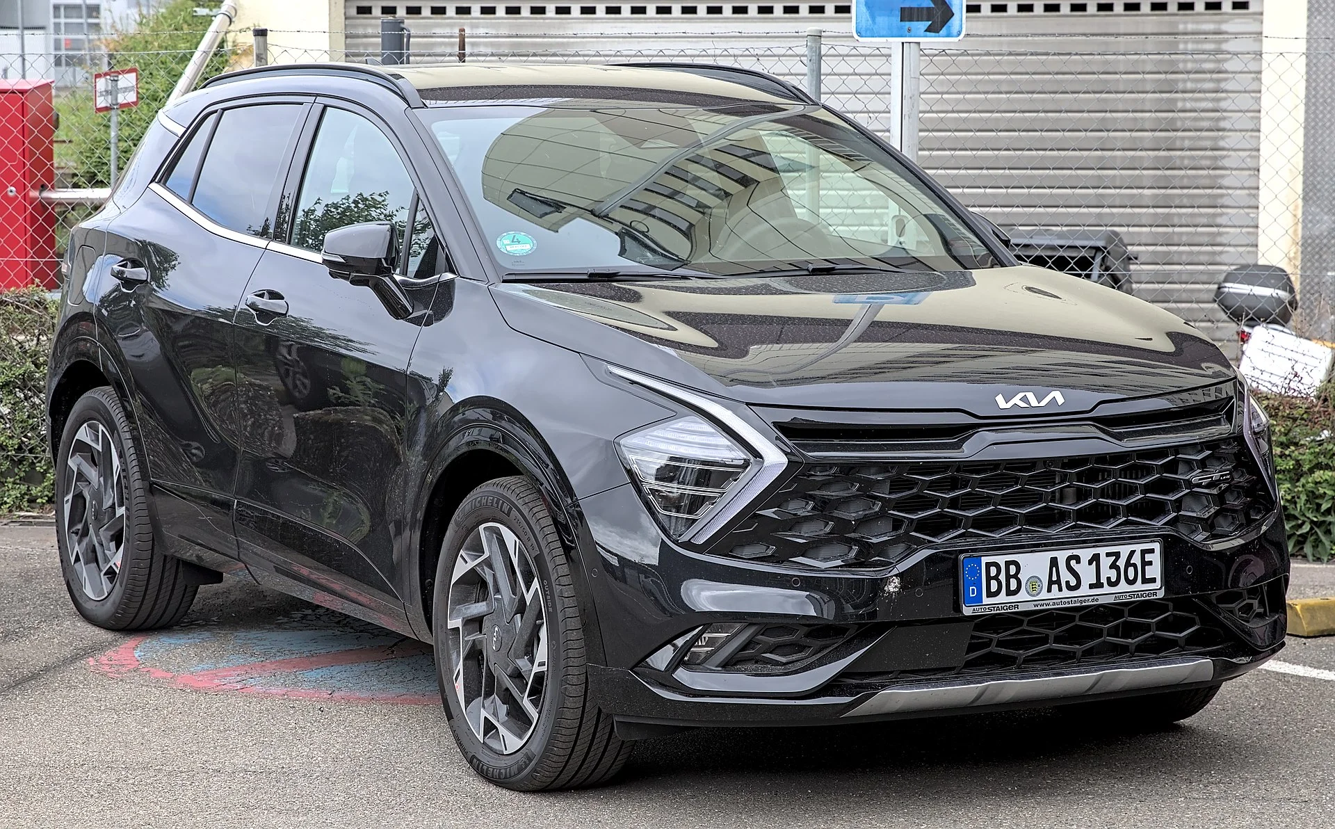 Kia Sportage (NQ5) Plug-in Hybrid in olive green, front three-quarter view