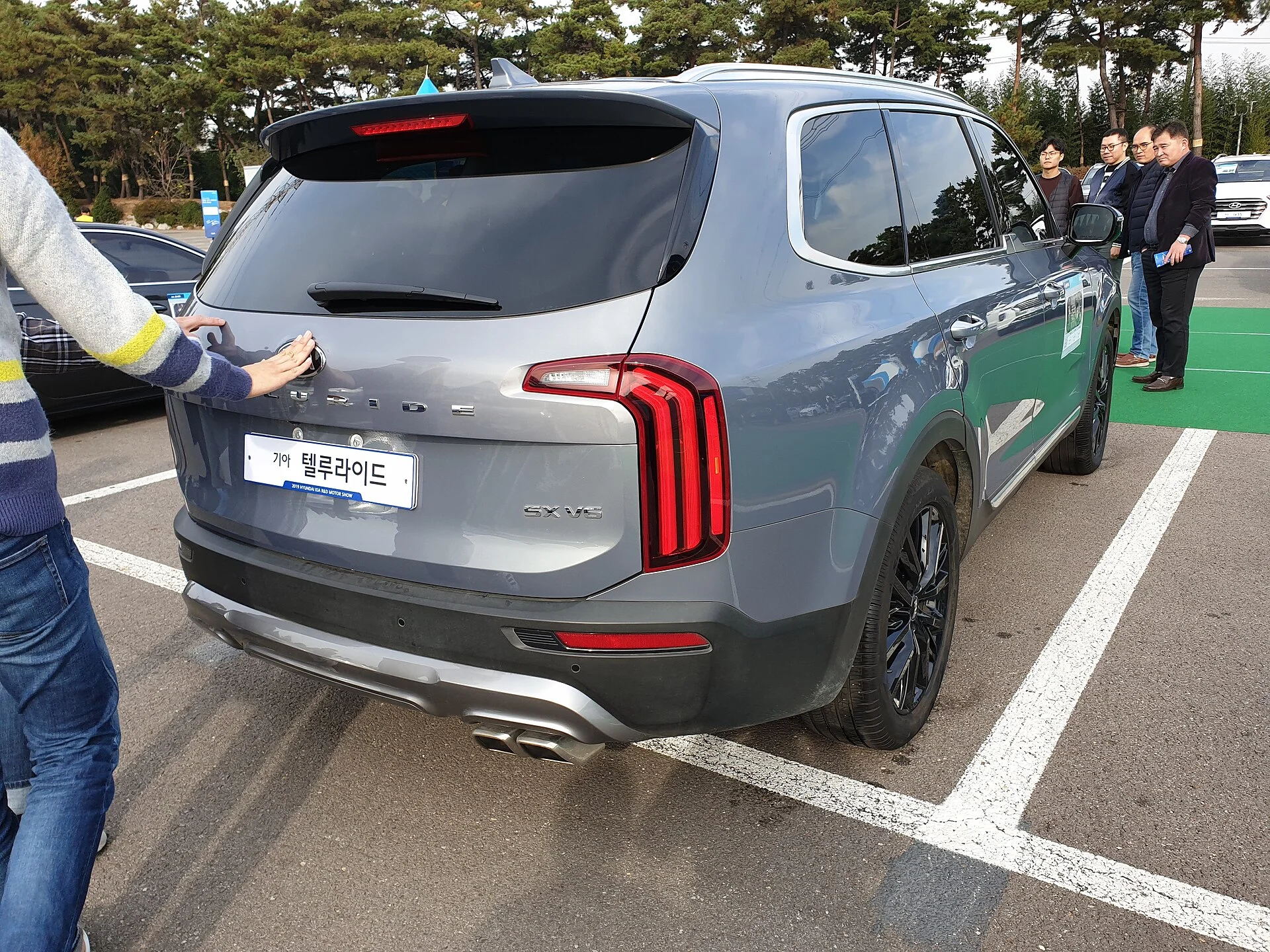 Grey Kia Telluride, rear three-quarter view