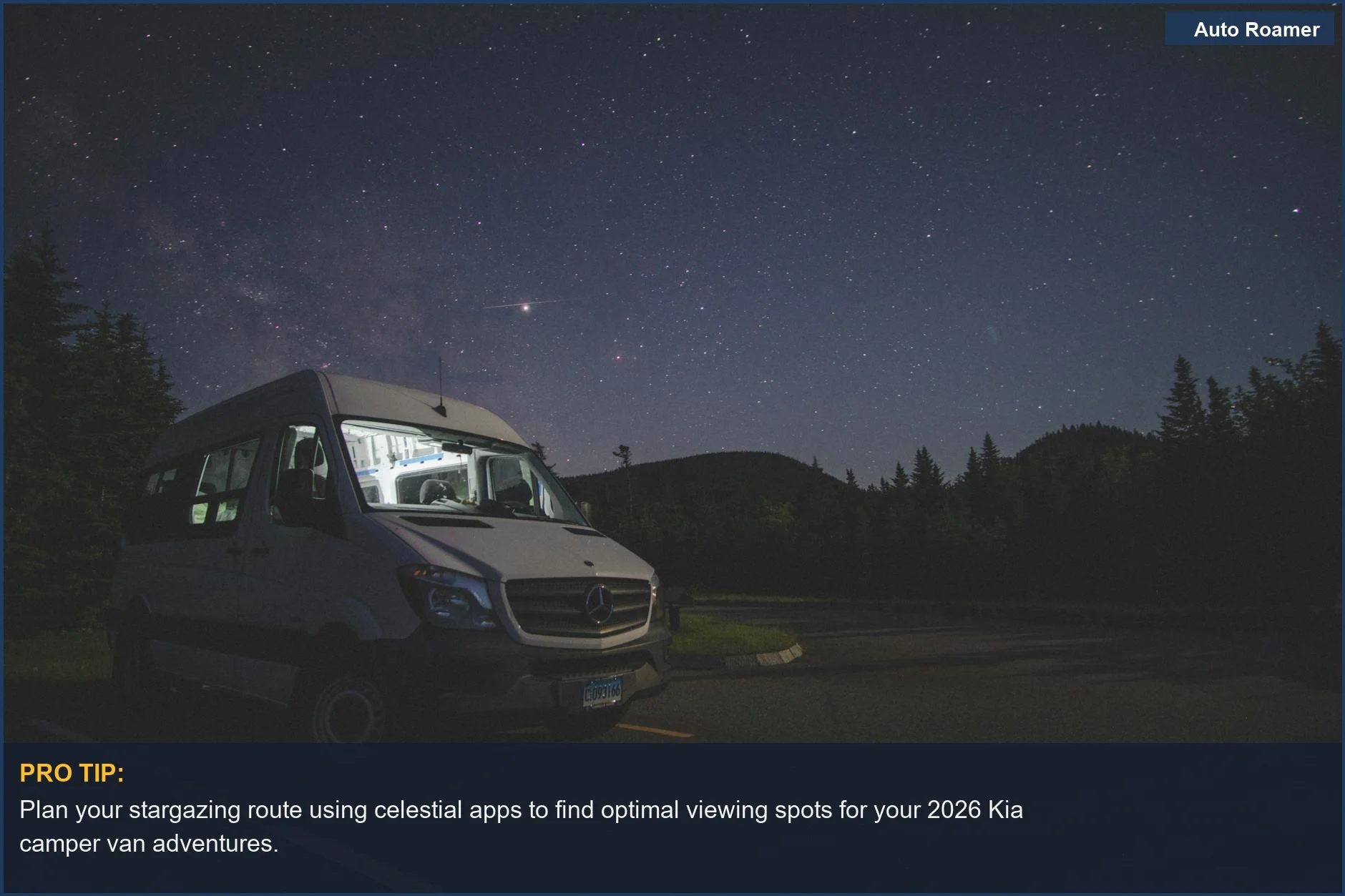 Furgoneta camper Kia 2026 estacionada por la noche bajo un cielo estrellado en un bosque remoto, mostrando la exploración nocturna.