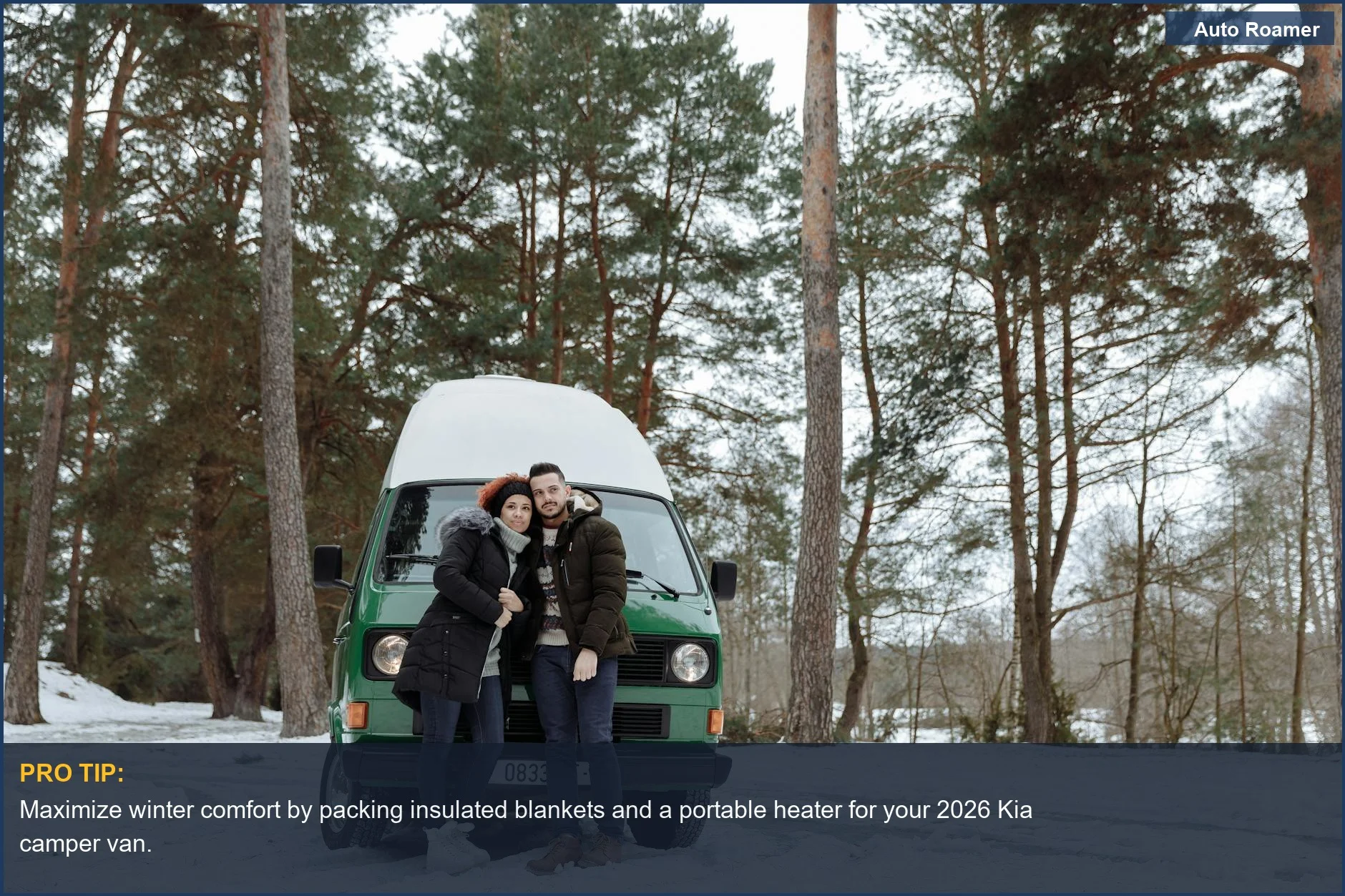 Una pareja acurrucada junto a una furgoneta camper Kia 2026 verde en un bosque nevado, destacando las posibilidades de aventura invernal.