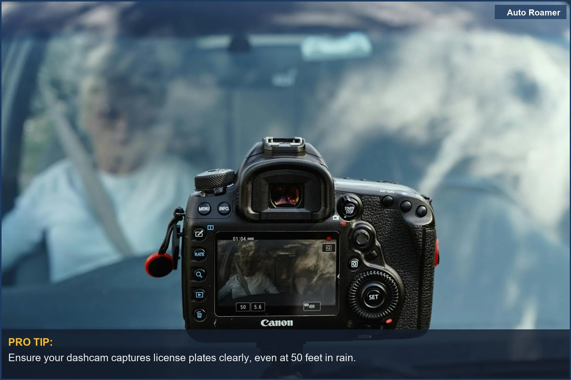 Primer plano de una configuración de cámara de salpicadero de coche con reflejo del cielo, destacando el potencial de calidad de video.