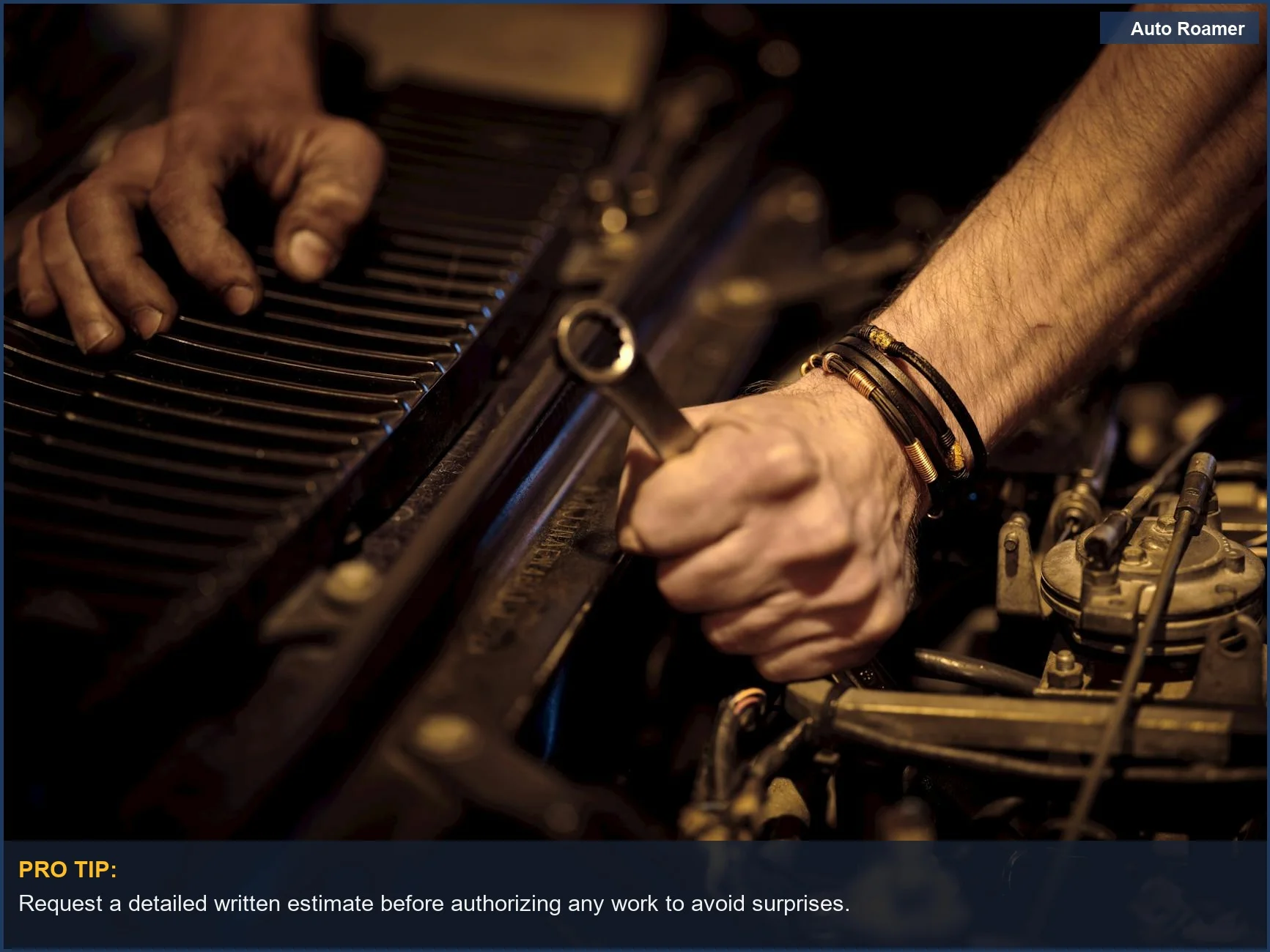 Primer plano de las manos de un mecánico utilizando una llave inglesa en el motor de un coche en un entorno industrial para presupuestos de reparación de automóviles.
