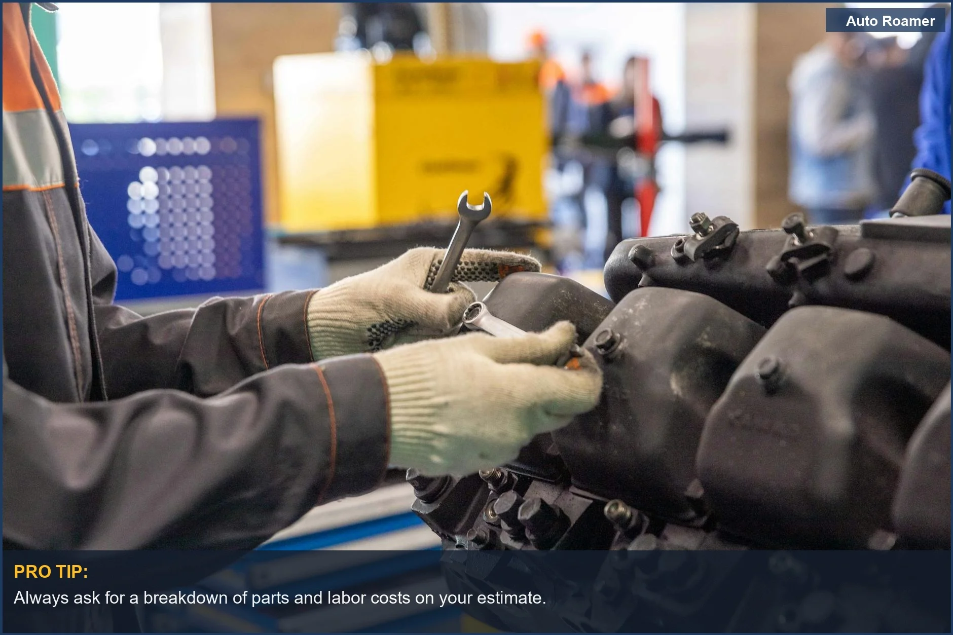 Manos de un mecánico trabajando expertamente en el motor de un coche en un taller luminoso y moderno, ilustrando los presupuestos de reparación de automóviles.