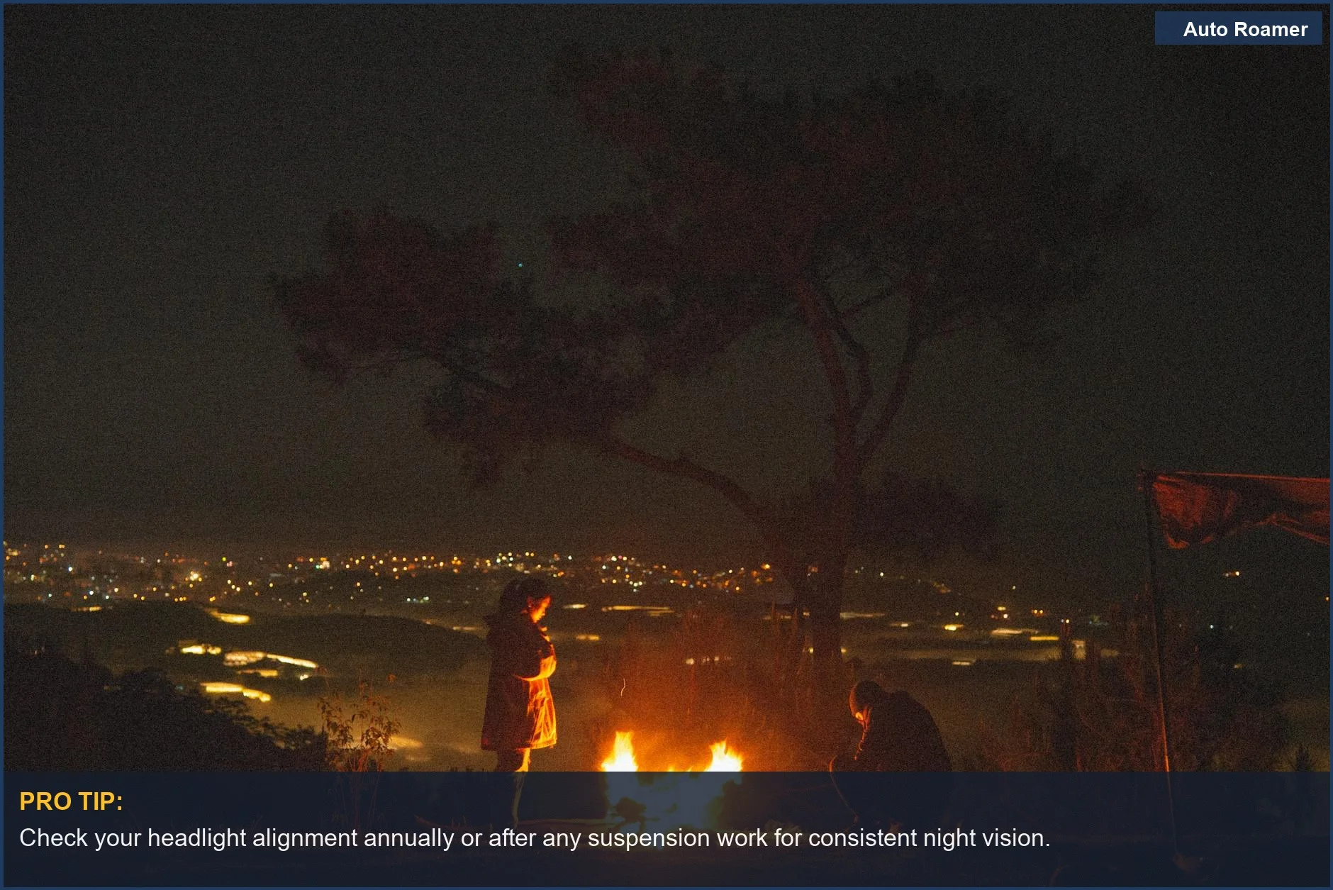 Una pareja disfrutando de una fogata por la noche con luces distantes de la ciudad, destacando las recompensas de una buena conducción nocturna.