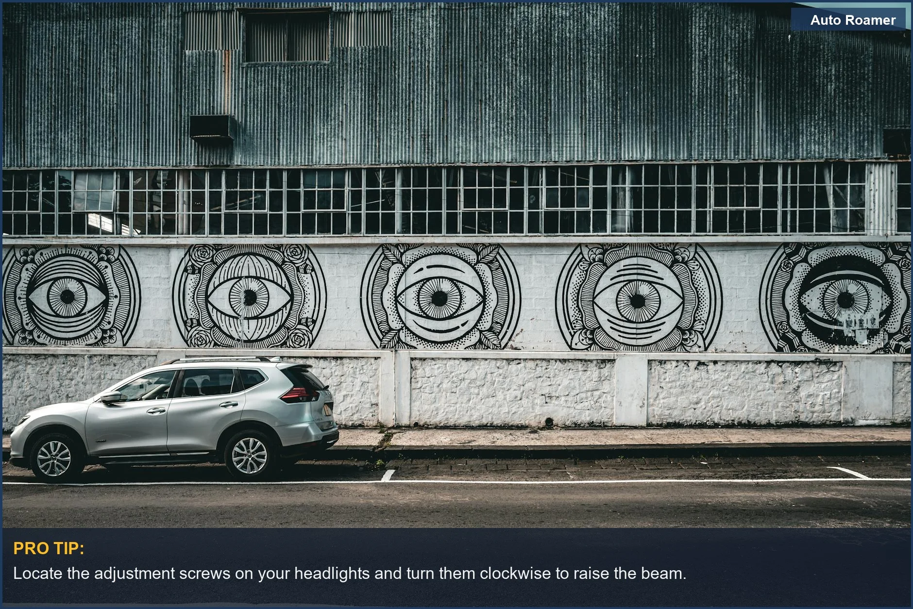 Un SUV plateado aparcado cerca de un mural de arte callejero con diseños de ojos, que ilustra la necesidad de un ajuste adecuado de los faros.