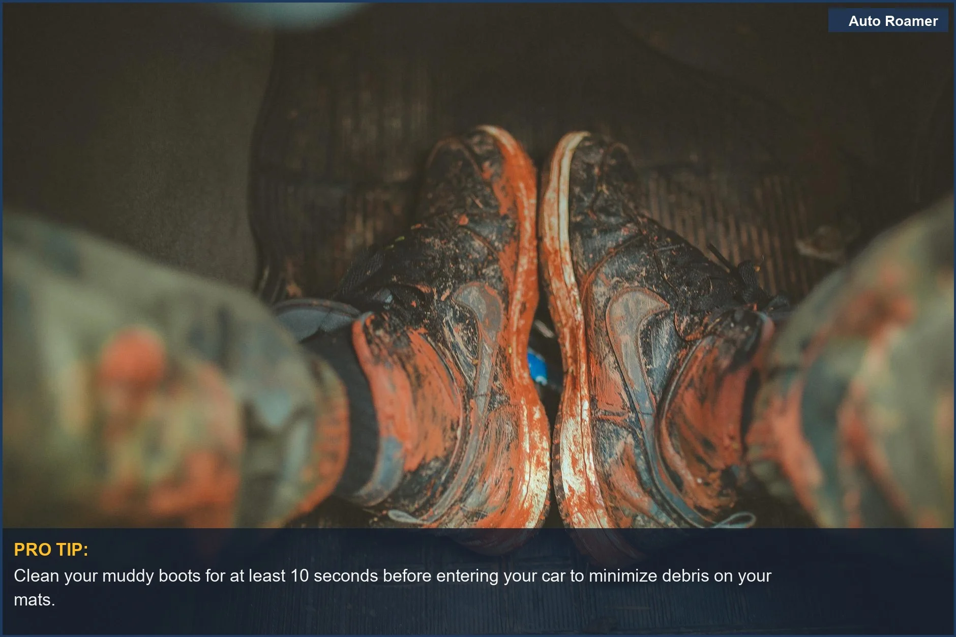 Primer plano de botas embarradas dentro de un coche, enfatizando cómo las alfombrillas para todo tipo de clima previenen daños por suciedad y agua, un beneficio clave del costo de las alfombrillas para coche.