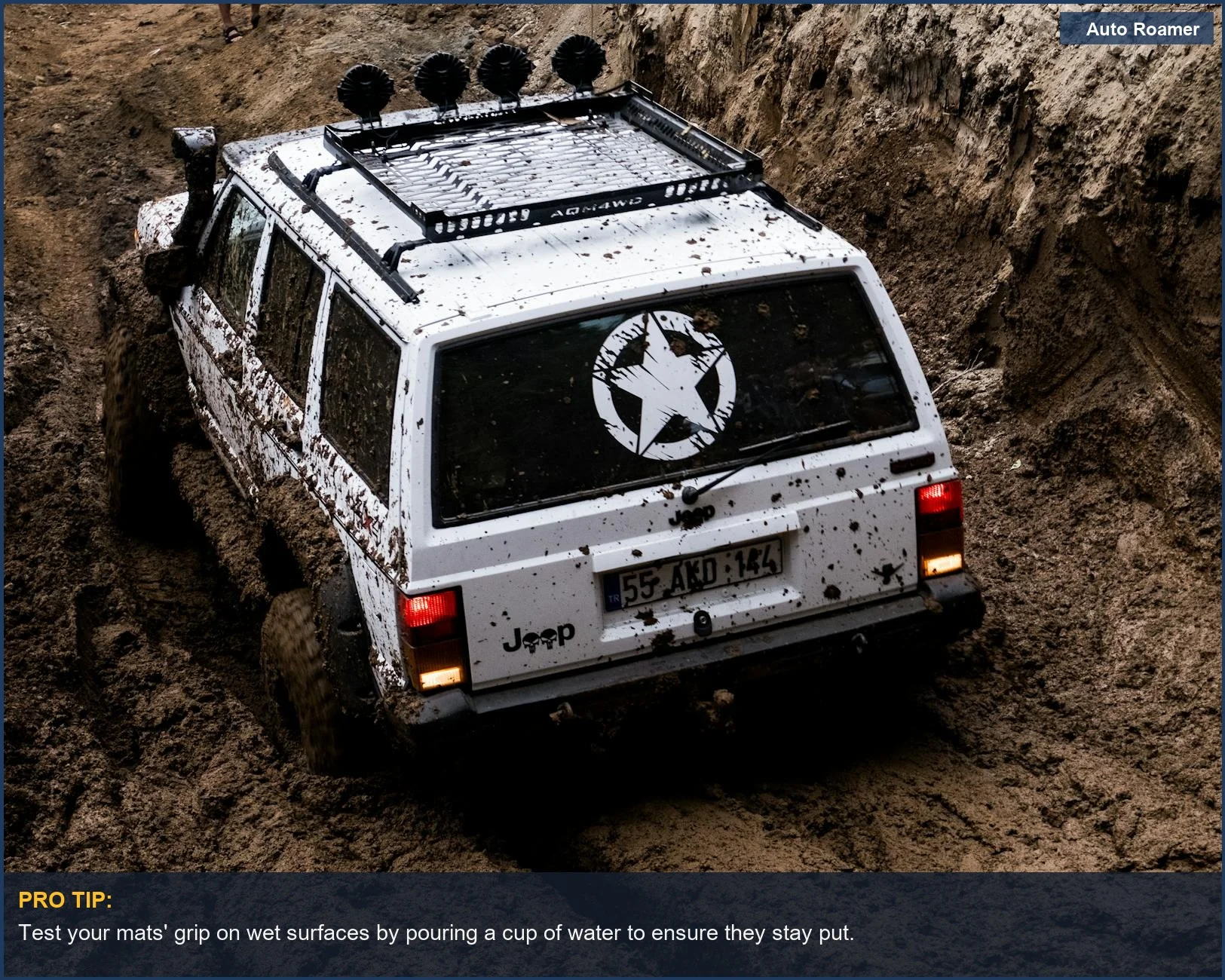 Jeep blanco navegando por terreno embarrado, mostrando la robusta durabilidad de las alfombrillas para todo tipo de clima que resisten aventuras desafiantes.