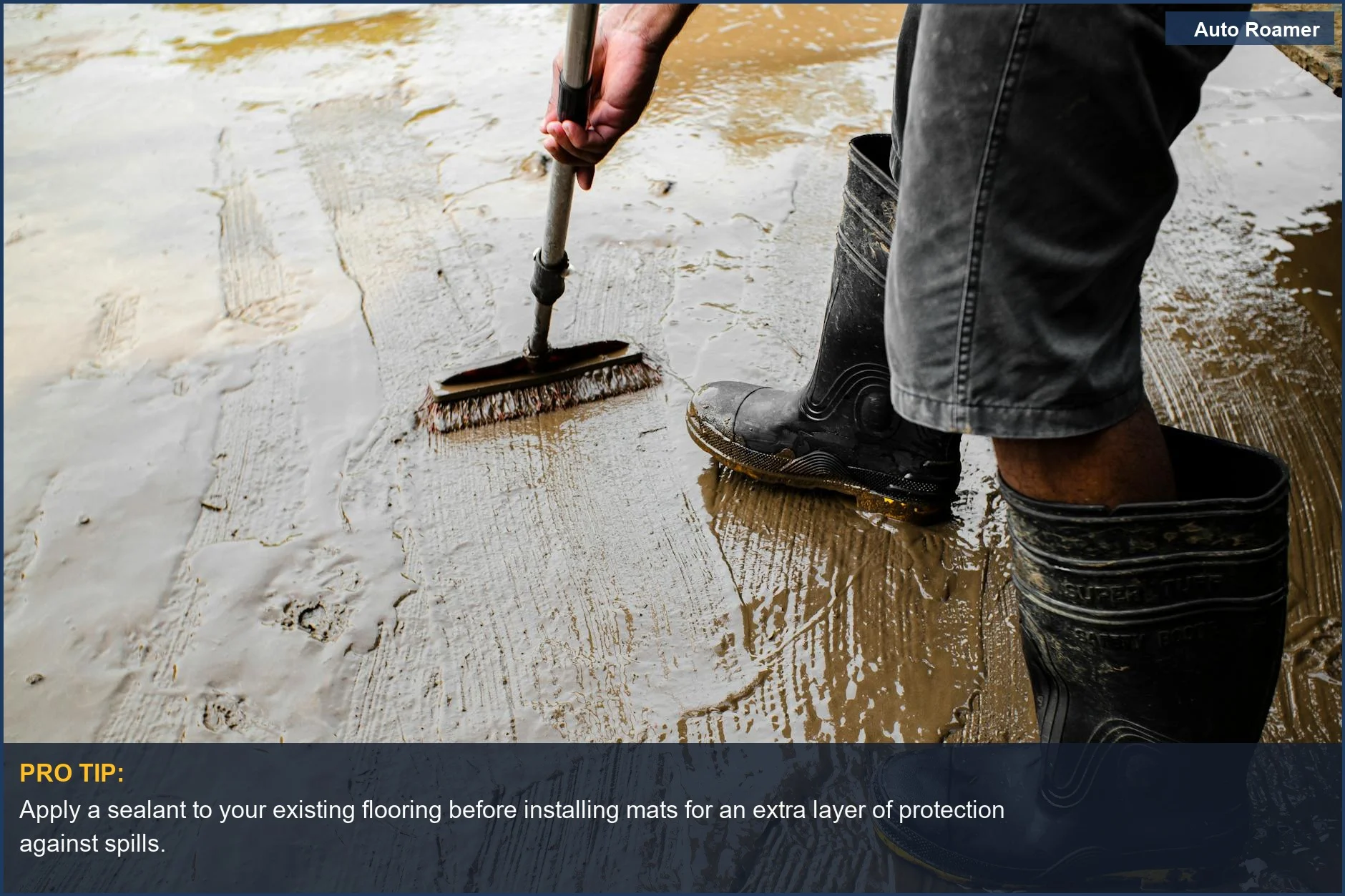 Hombre aplicando sellador a un piso de cemento con un cepillo, ilustrando la durabilidad y protección que ofrecen las alfombrillas 3w contra condiciones difíciles.