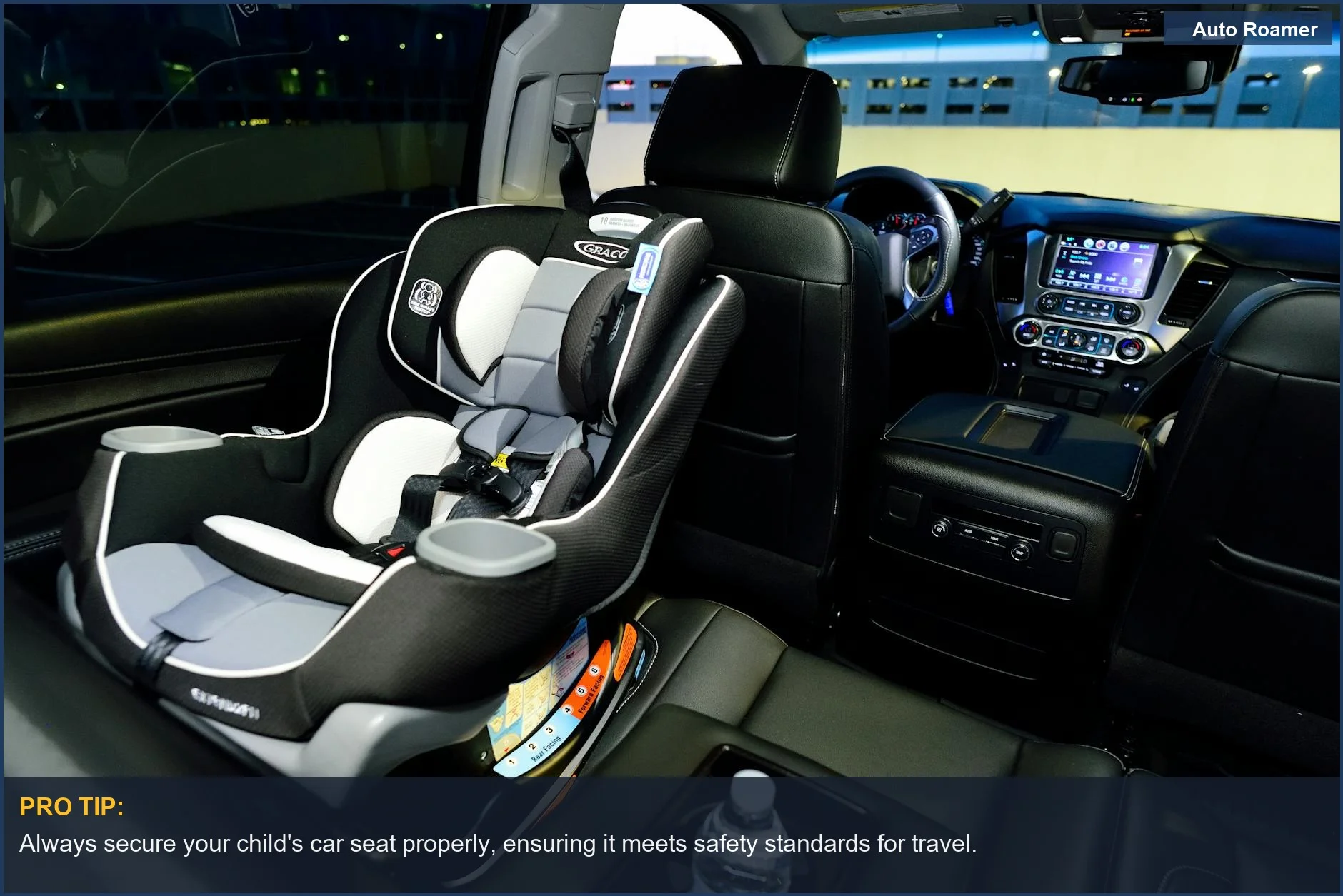 Silla de seguridad infantil en un coche por la noche, simbolizando viajes seguros para bebés.