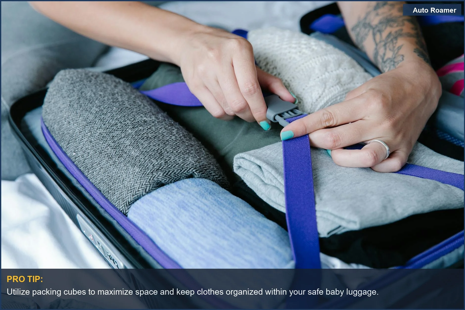 Empacando eficientemente una maleta resistente para bebé con ropa doblada para un viaje tranquilo.